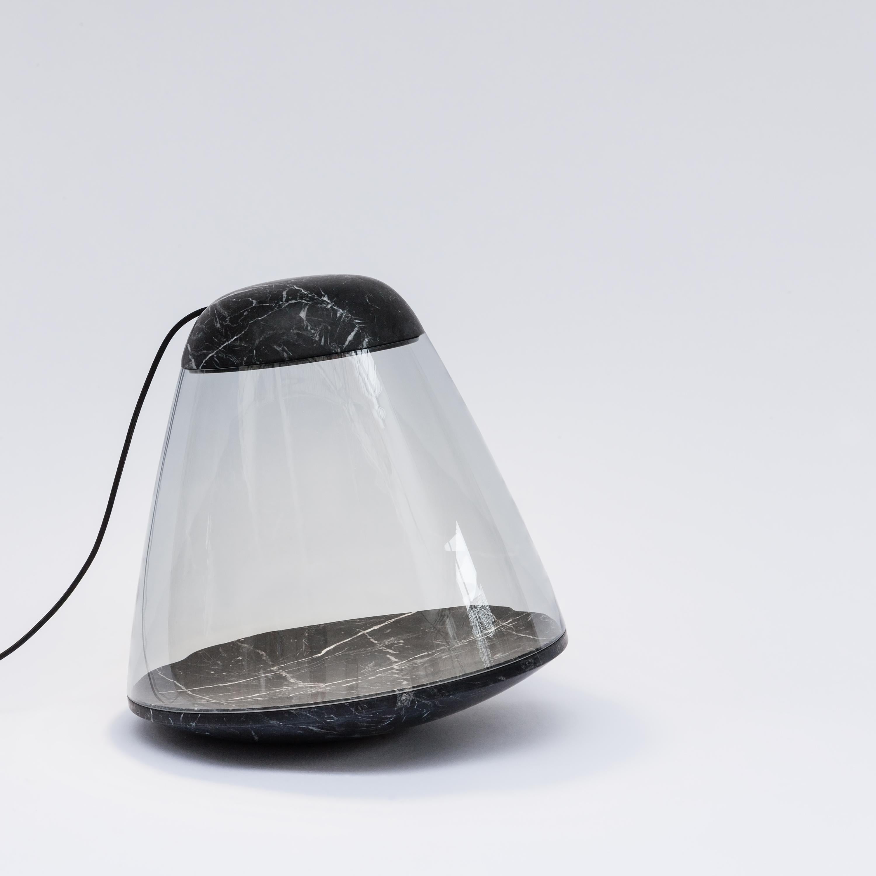 Apollo Stehleuchte, Dan Yeffet & Lucie Koldova

Apollo ist eine Stehleuchte, die die Brutalität von Marmor mit der Leichtigkeit und Transparenz von Glas verbindet. Der Lichtstrahl bringt die Schönheit und die Details des Materials zur Geltung.
