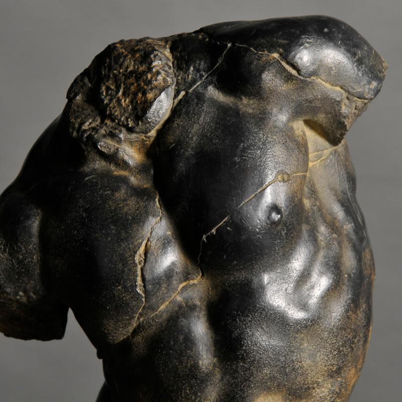 Escultura torso de Apolo negro, tamaño pequeño, en resina y base metálica.

Apolo es el emblema masculino de la fuerza y la belleza. Este pequeño torso griego es la encarnación perfecta del hijo de Zeus y Leto. A partir del siglo V a.C., los romanos