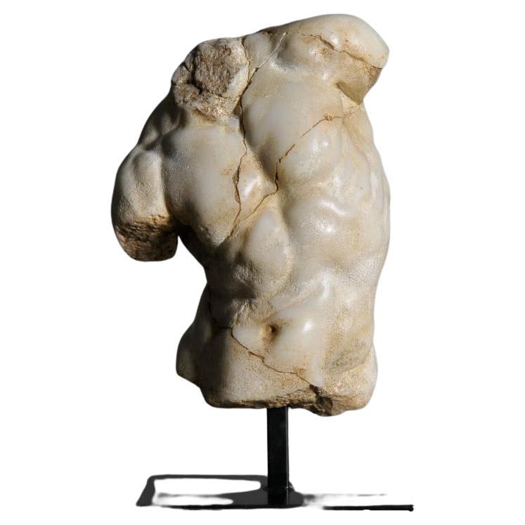 Schwarze Apollo-Torso-Skulptur aus Harz und Metallsockel, kleine Größe.