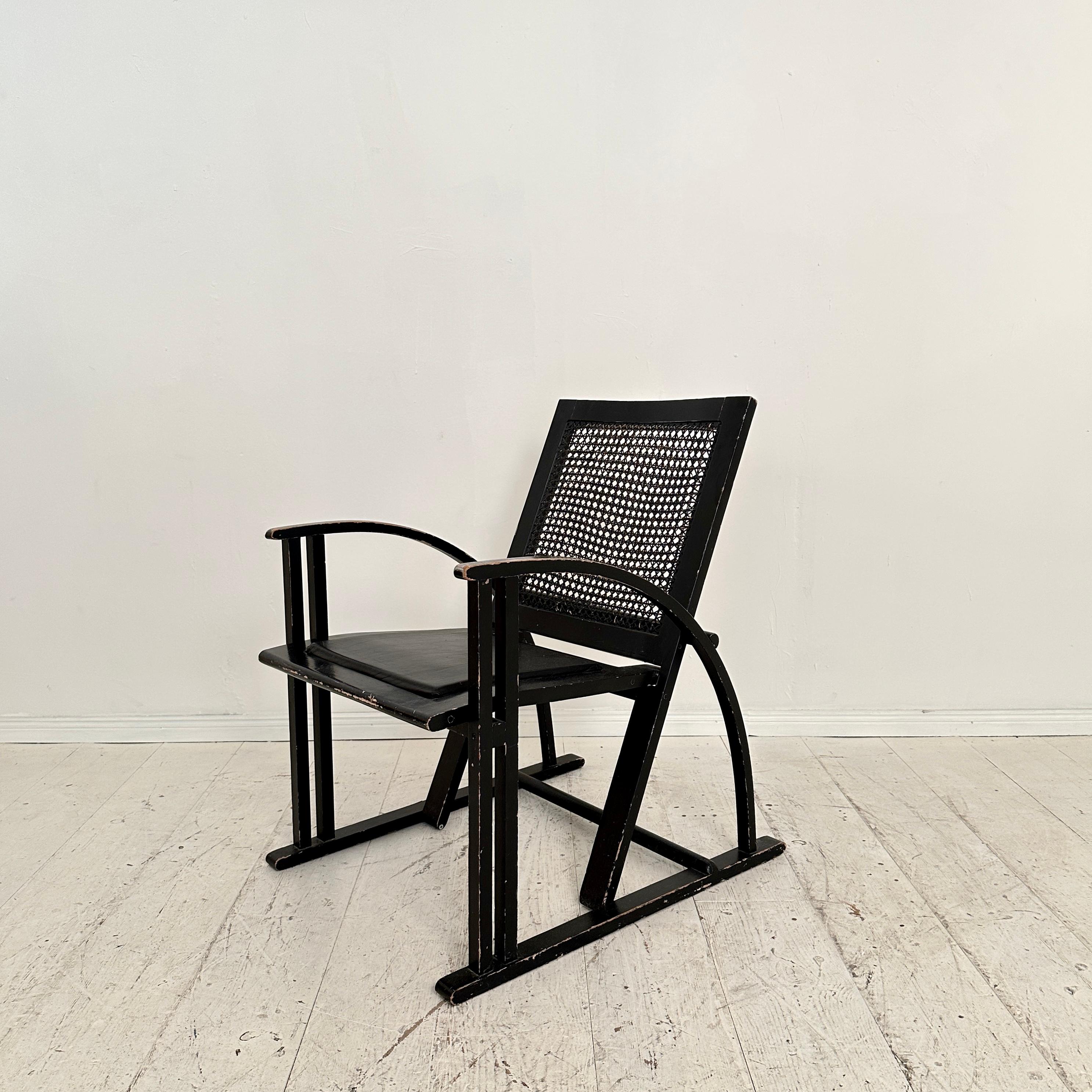 Fantastique fauteuil noir de Pascal Mourgue pour Pamco Triconfort, vers 1980. Les chaises sont fabriquées en bois de hêtre laqué noir. L'assise est recouverte de cuir noir et le dossier est canné.
Une pièce unique qui attirera tous les regards dans