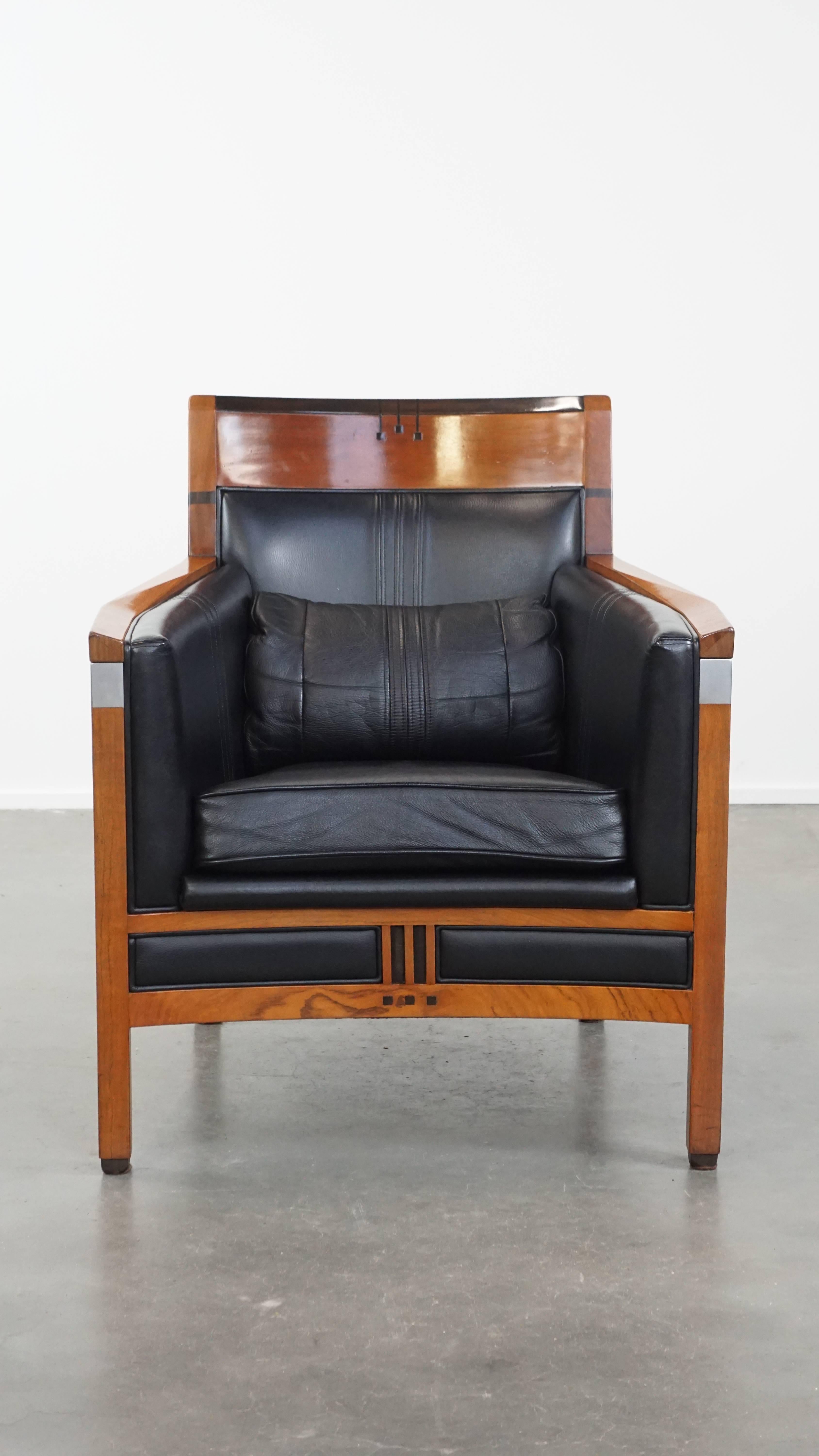 In offerta c'è questa poltrona nera Art Deco Schuitema della serie Decoforma, in buone condizioni. Un mobile progettato e realizzato da Schuitema è sinonimo di un design eccezionale e di altissima qualità e questa bellissima poltrona Art Deco della