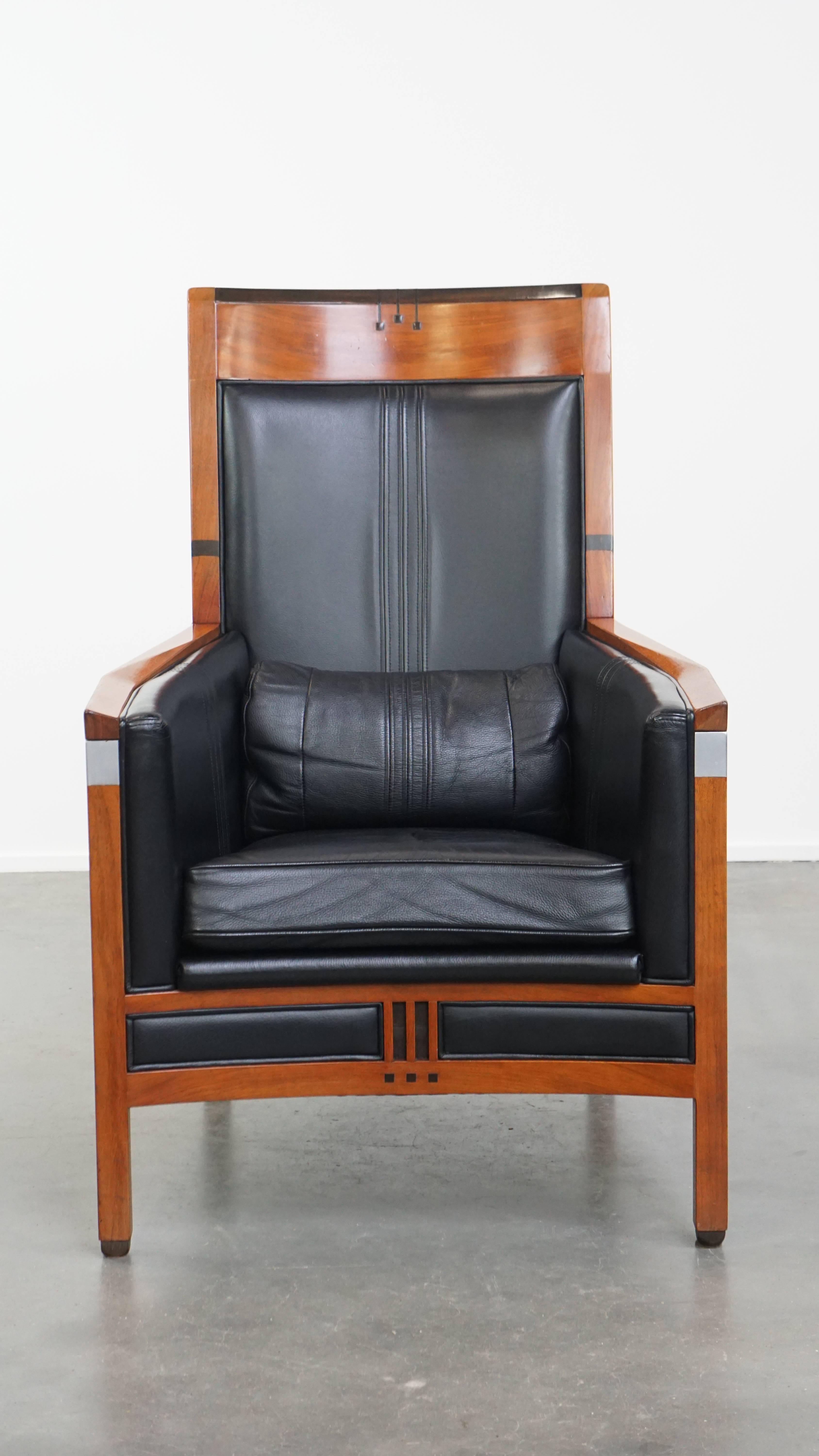 In offerta c'è questa bellissima poltrona nera dal design Art Déco con schienale alto di Schuitema della serie Decoforma. Un mobile progettato e realizzato da Schuitema è sinonimo di design eccezionale e qualità eccellente, e questa raffinata