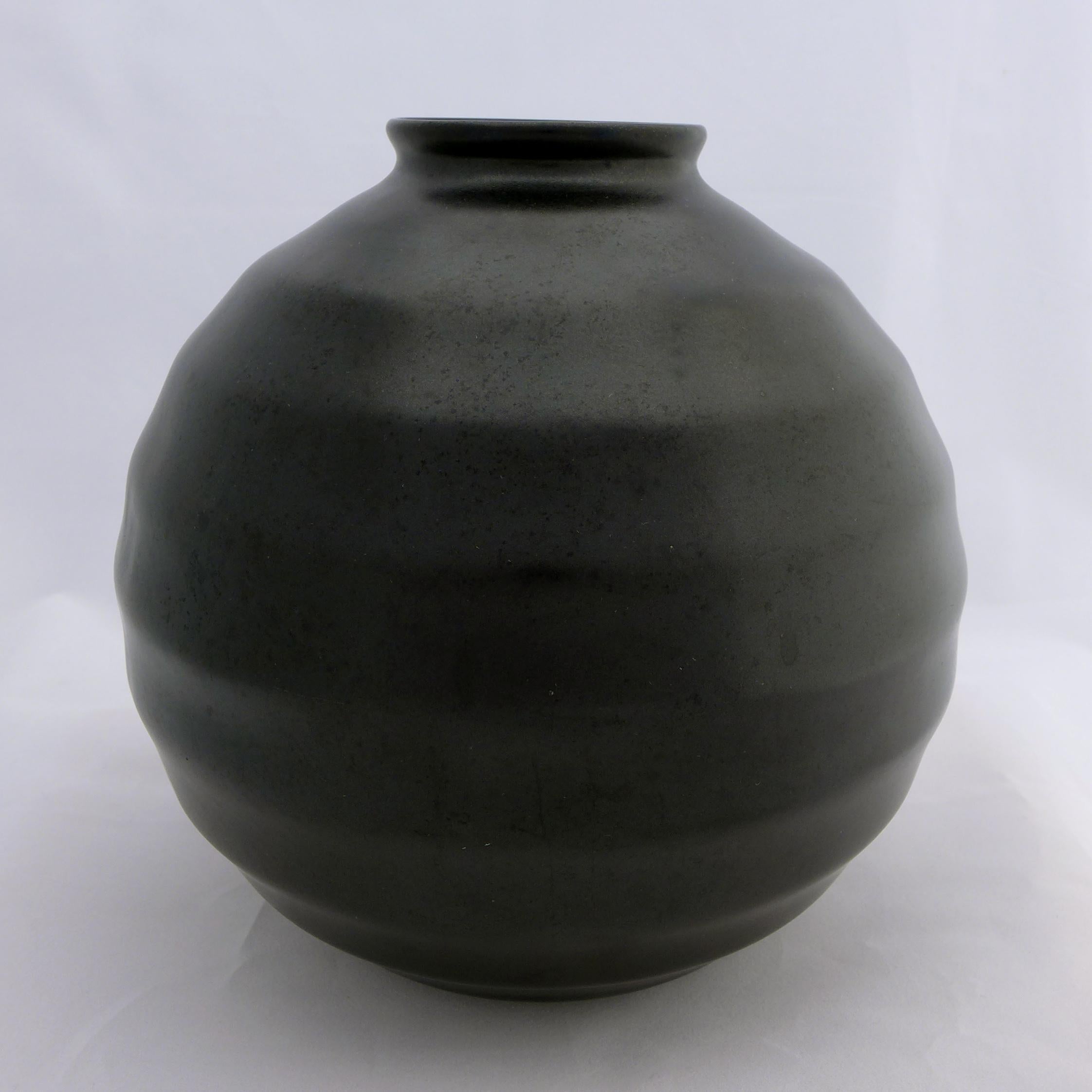 Ribbed ball vase with matte black glaze by Dutch designer Frans van Katwijk (1893-1952), produced by Plateelbakkerij Schoonhoven, the Netherlands, circa 1935.
