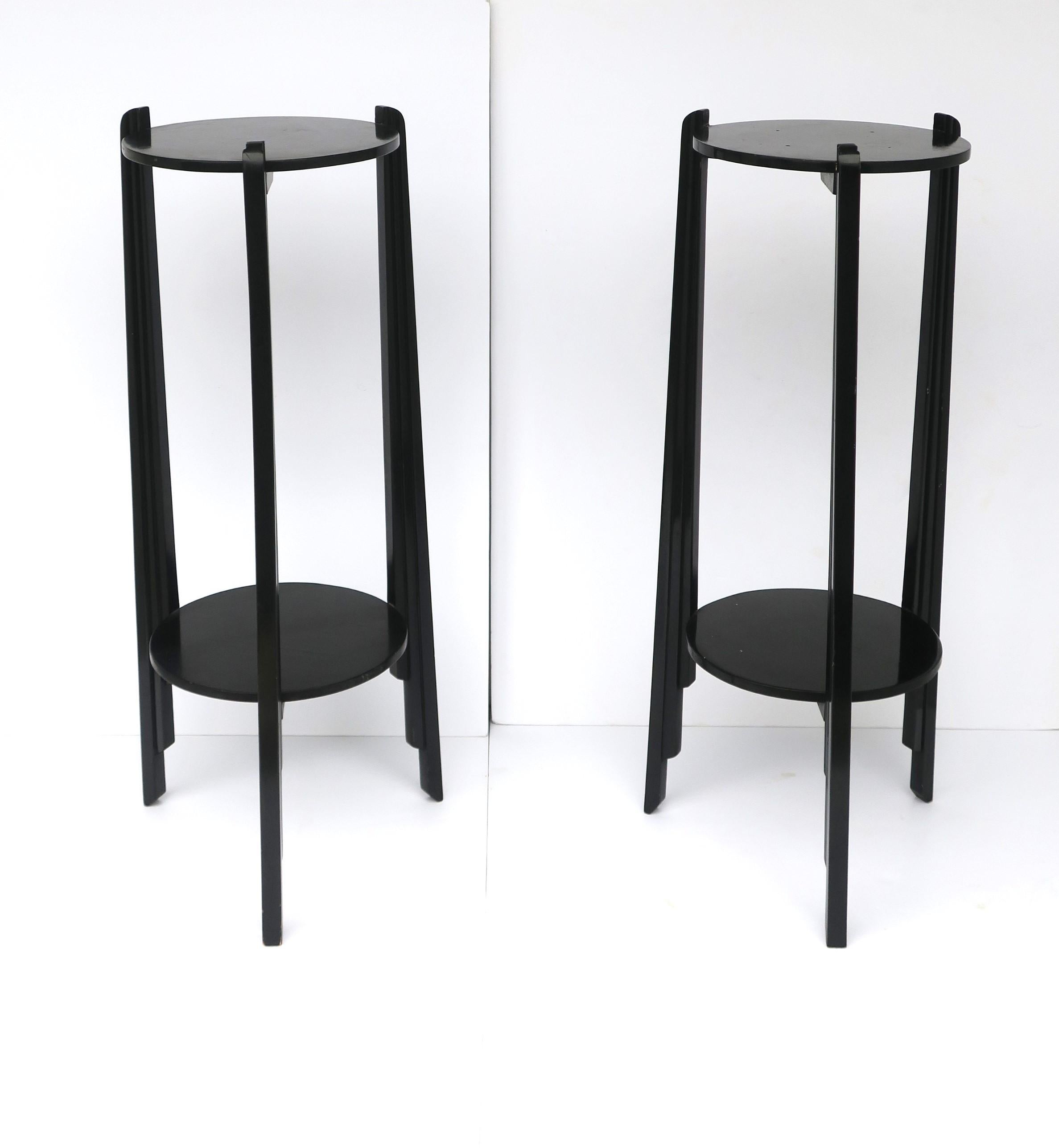 Schwarzer Art-Déco-Säulensockel-Säulenständer mit niedrigem Regal, 1 von 2 im Angebot 4