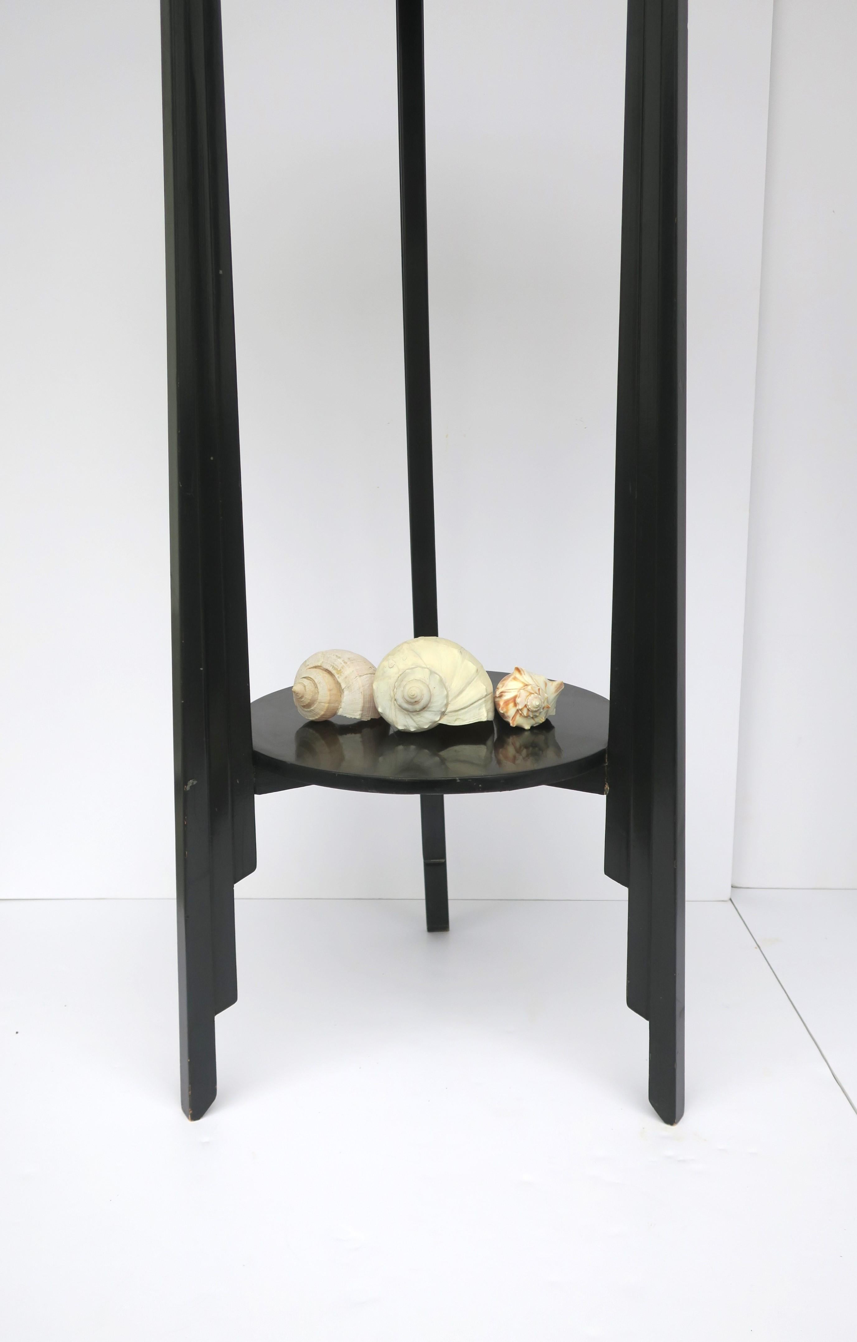 Schwarzer Art-Déco-Säulensockel-Säulenständer mit niedrigem Regal, 1 von 2 (Gemalt) im Angebot