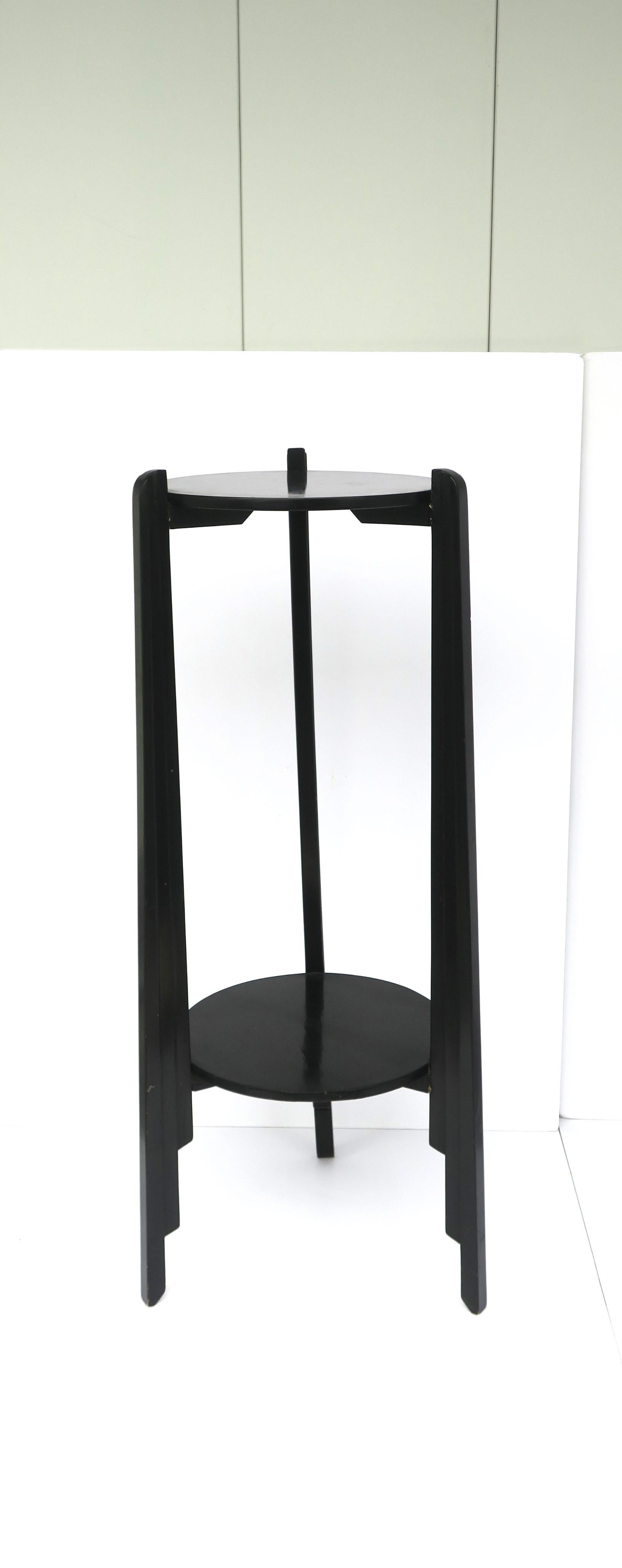 Schwarzer Art-Déco-Säulensockel-Säulenständer mit niedrigem Regal, 1 von 2 (20. Jahrhundert) im Angebot