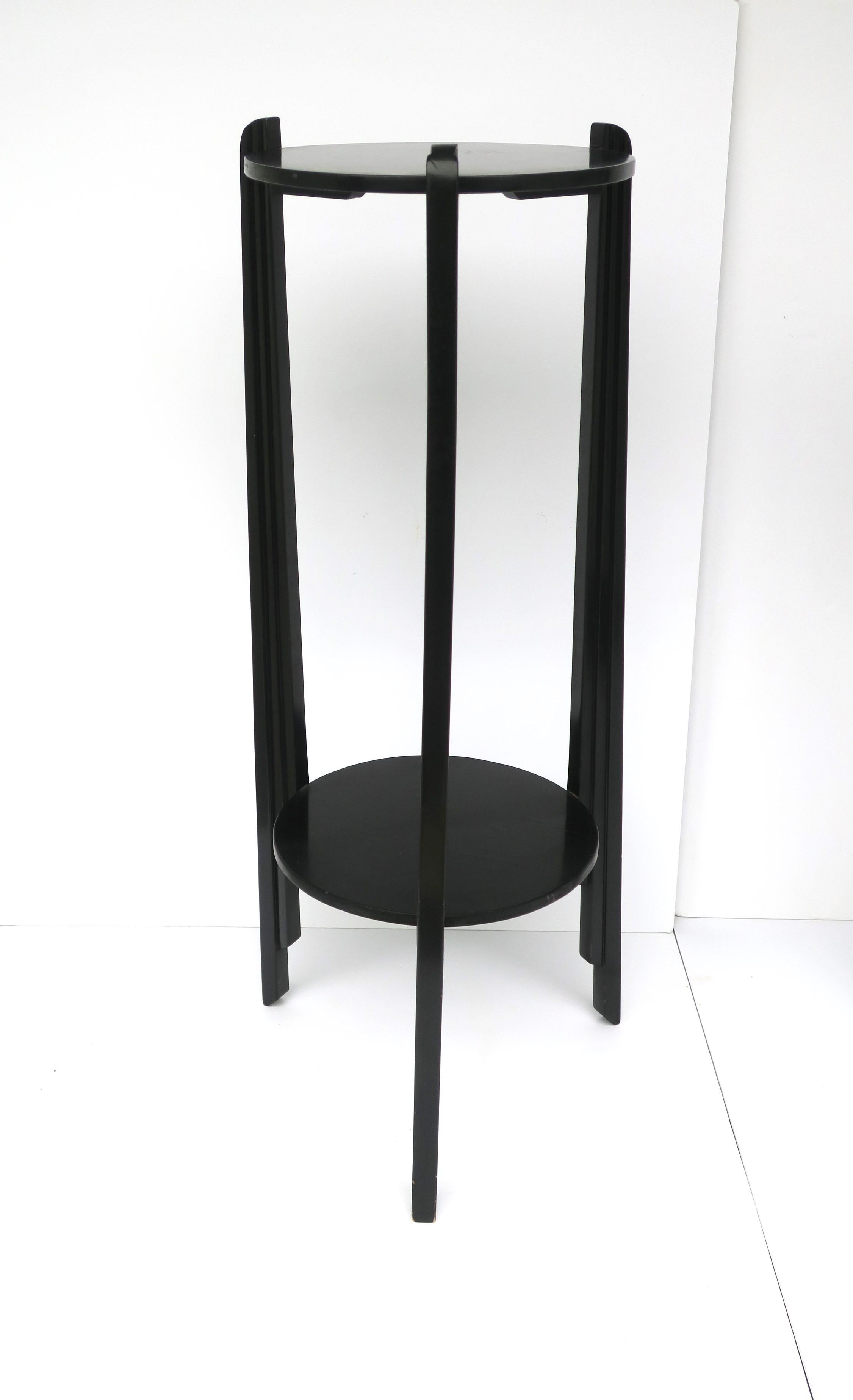 Schwarzer Art-Déco-Säulensockel-Säulenständer mit niedrigem Regal, 1 von 2 (Holz) im Angebot