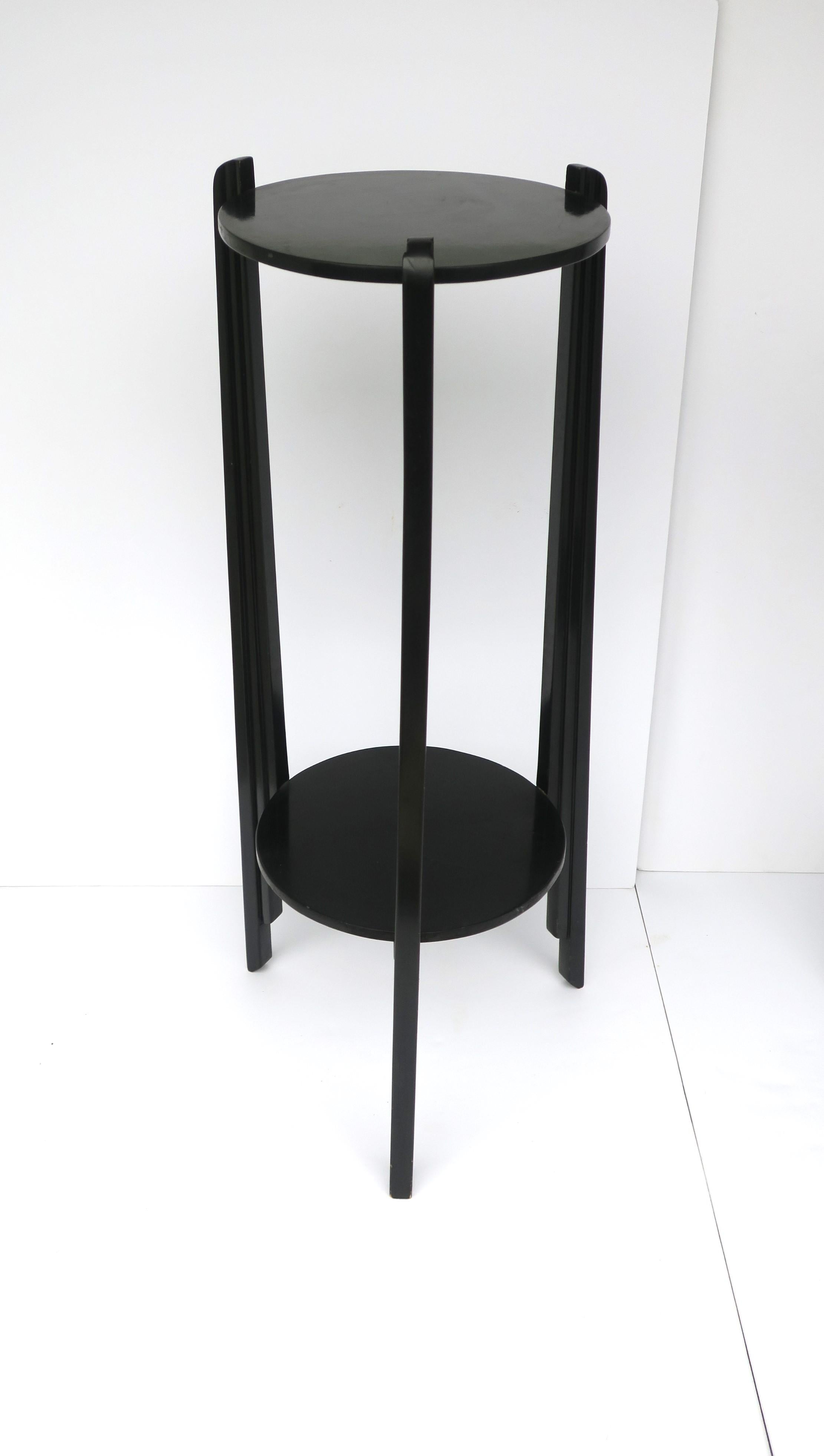 Schwarzer Art-Déco-Säulensockel-Säulenständer mit niedrigem Regal, 1 von 2 im Angebot 1