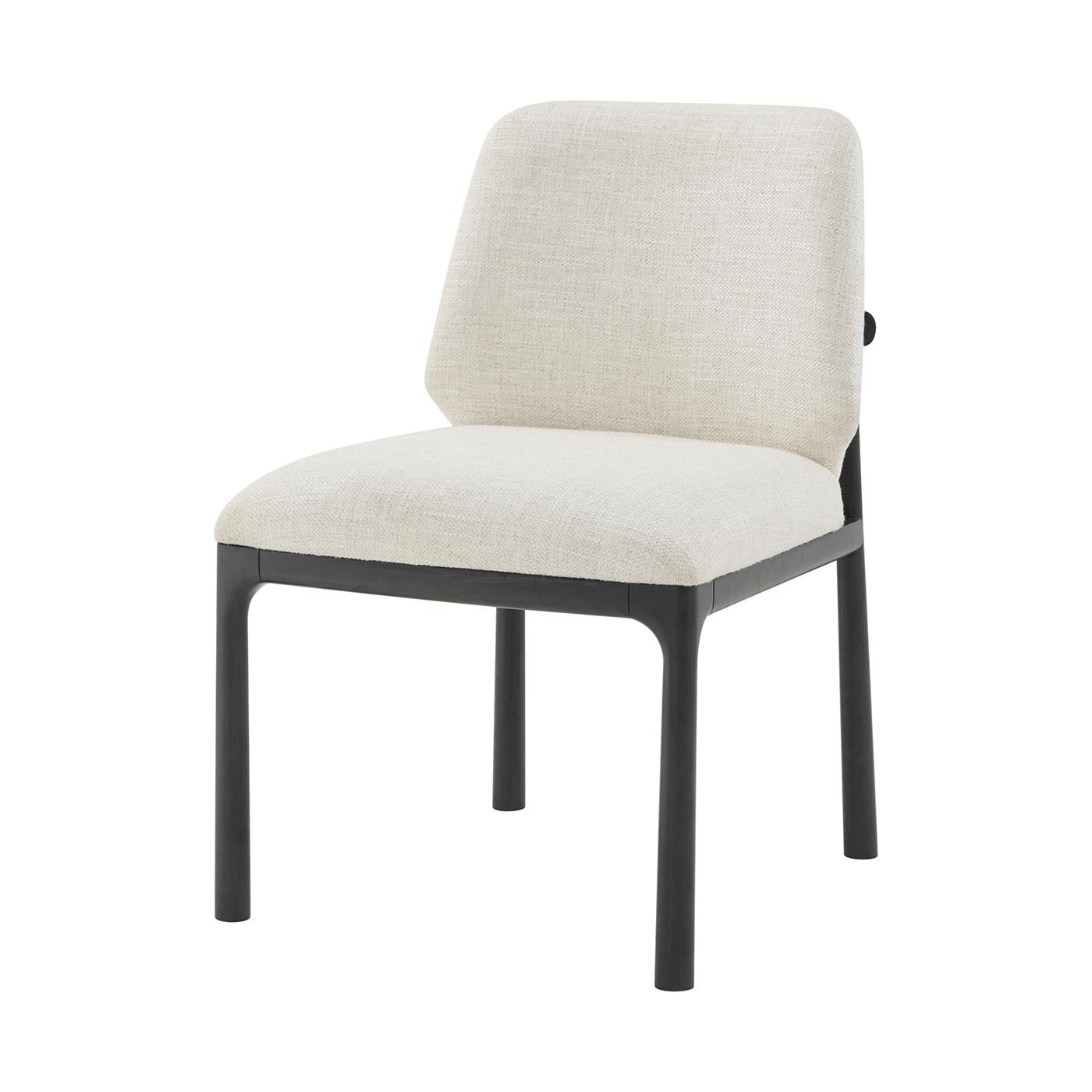 Durch die Kombination von zeitloser Eleganz und sorgfältiger Handwerkskunst ist dieser Stuhl eine perfekte Ergänzung für jeden anspruchsvollen Essbereich.

Er ist aus hochwertigem Buchenholz gefertigt und zeichnet sich durch sanfte Kurven und ein
