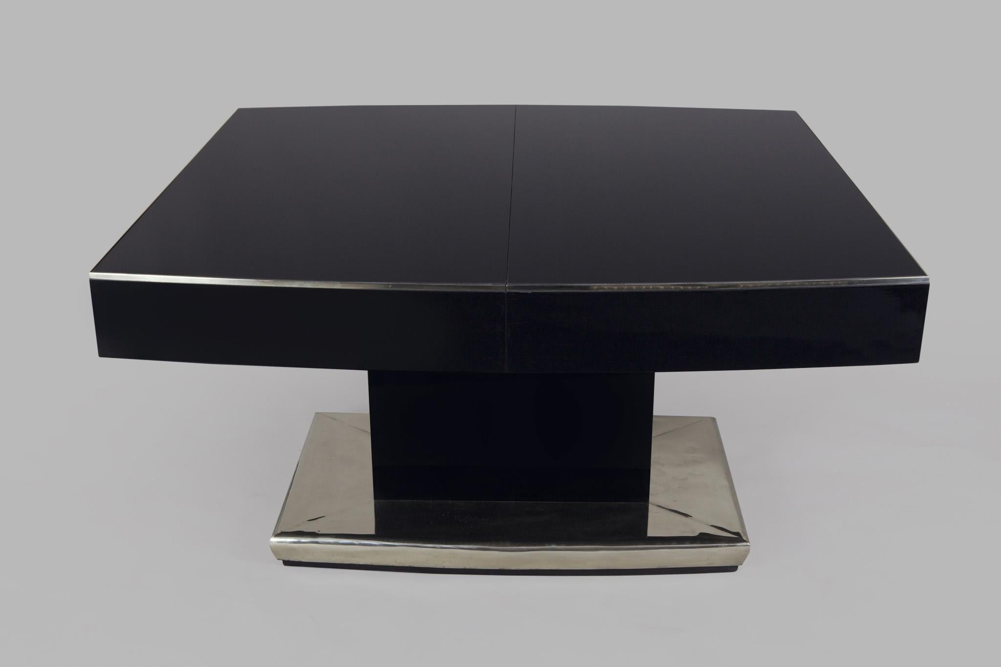 Fait partie de l'ensemble Functionalism - Table de salle à manger à rallonge en noir poli, dont les lignes longitudinales sont courbées de manière convexe. La planche supérieure est en verre noir. La table est chromée.
