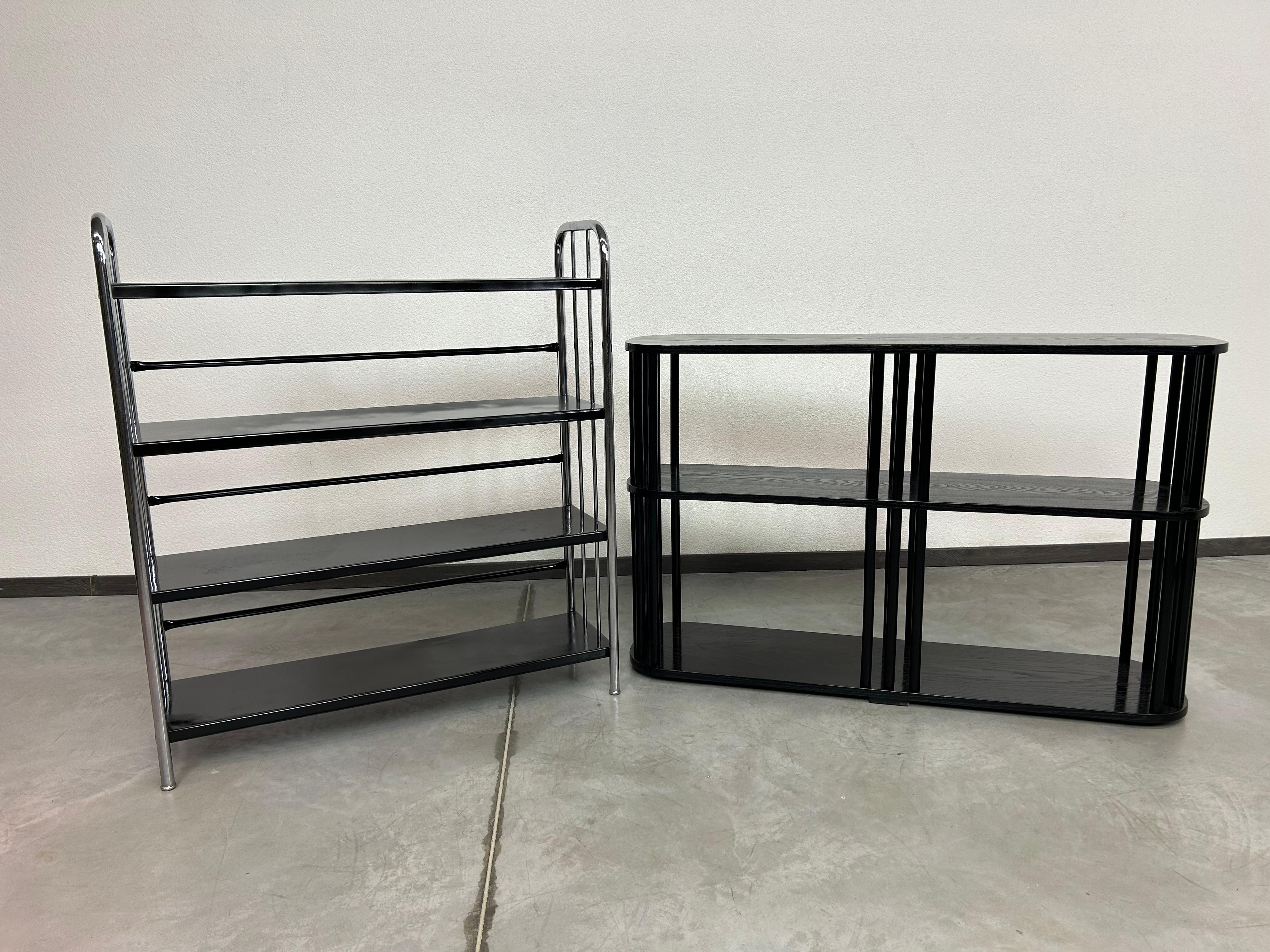 Schwarze Art-Deco-Etagere aus der Zeit der 1920er Jahre. Professionell gebeizt und neu poliert.