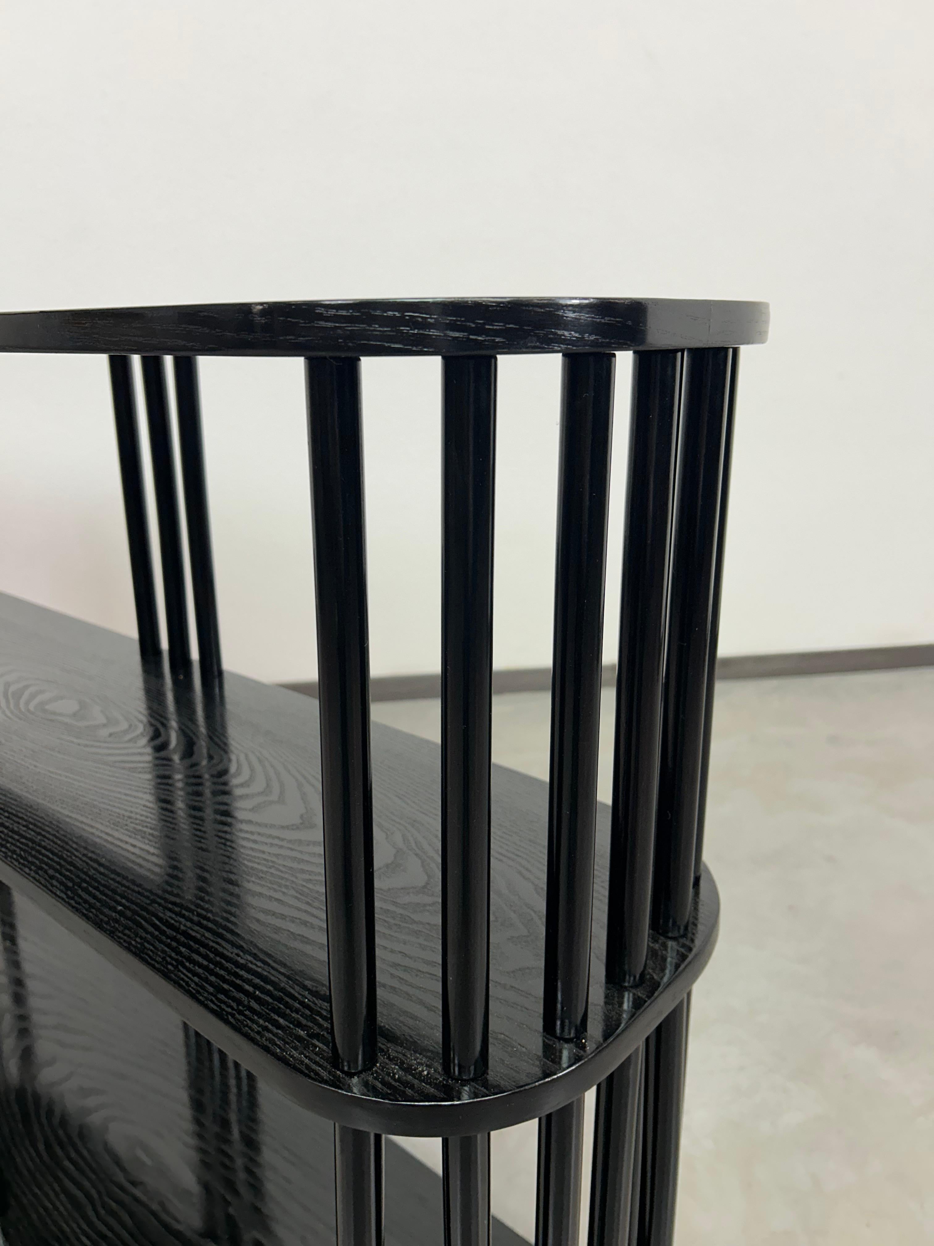 Schwarze Art-déco-Etagere (Buchenholz) im Angebot