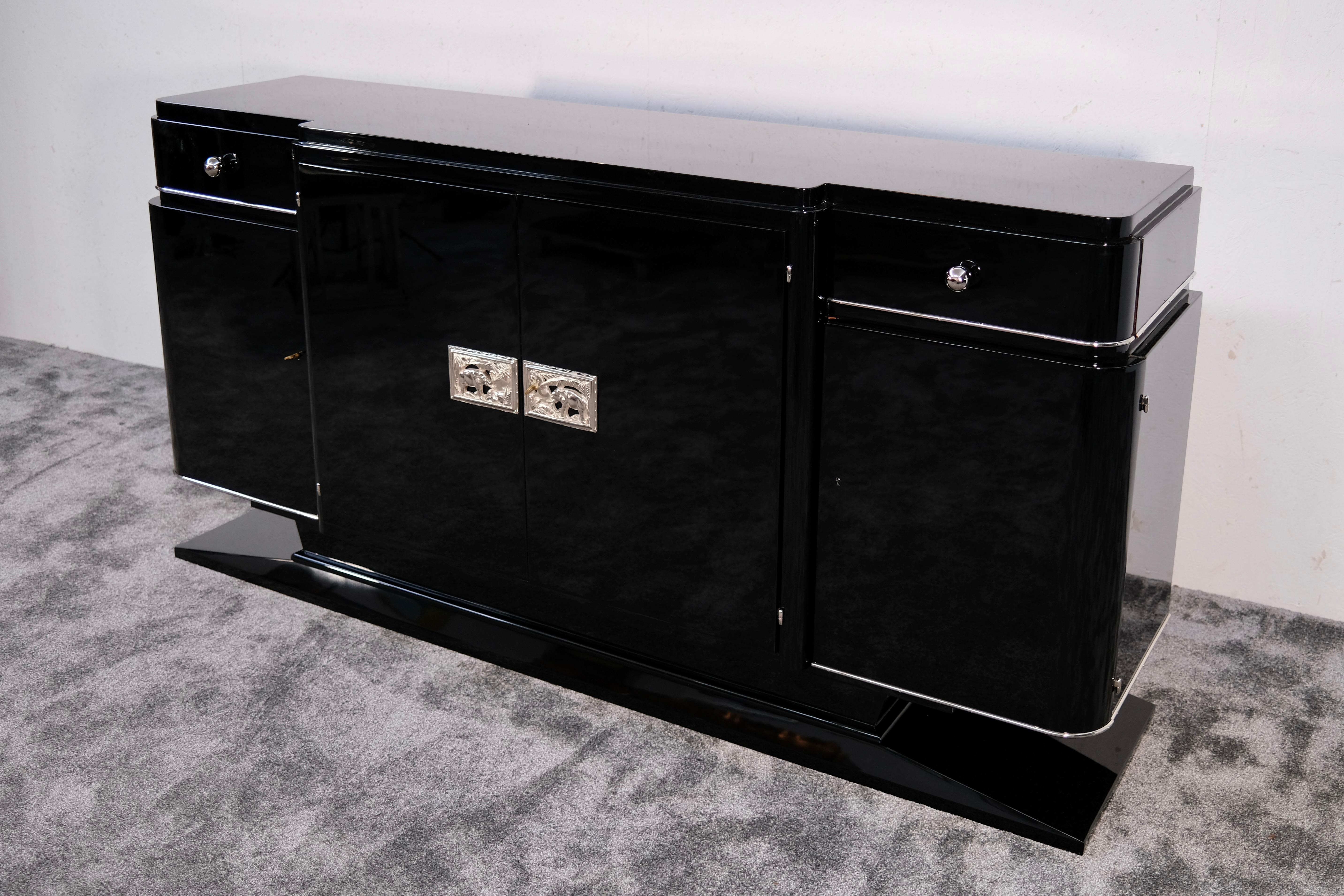 Original French Art Deco Sideboard in Black Lacquer with Elephant Motif Hardware – A Masterpiece of 1930s Craftsmanship

A commanding presence in any room, this original French Art Deco sideboard from the 1930s is a celebration of architectural