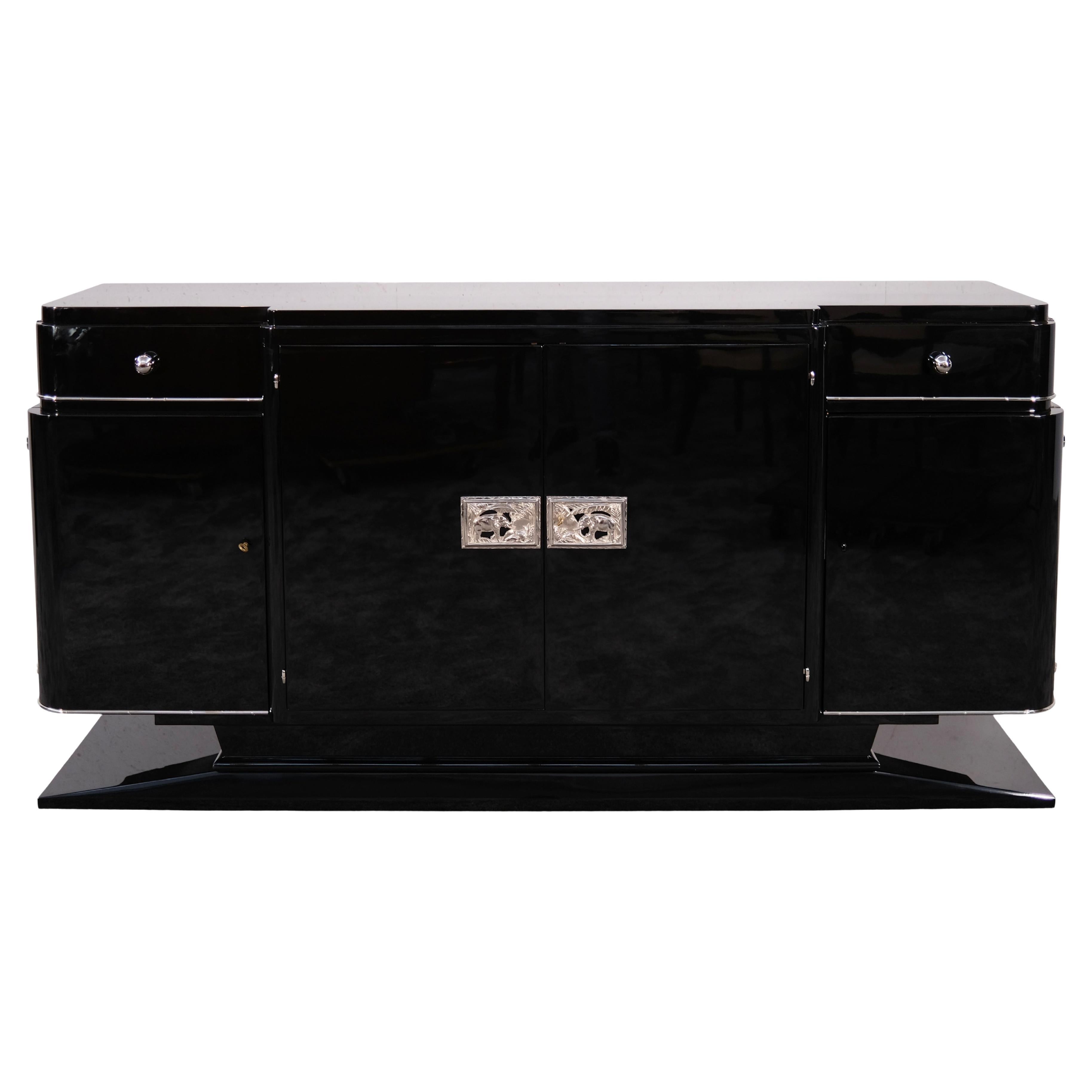 Credenza Art Deco nera con motivo a elefante cromato, Francia anni '30