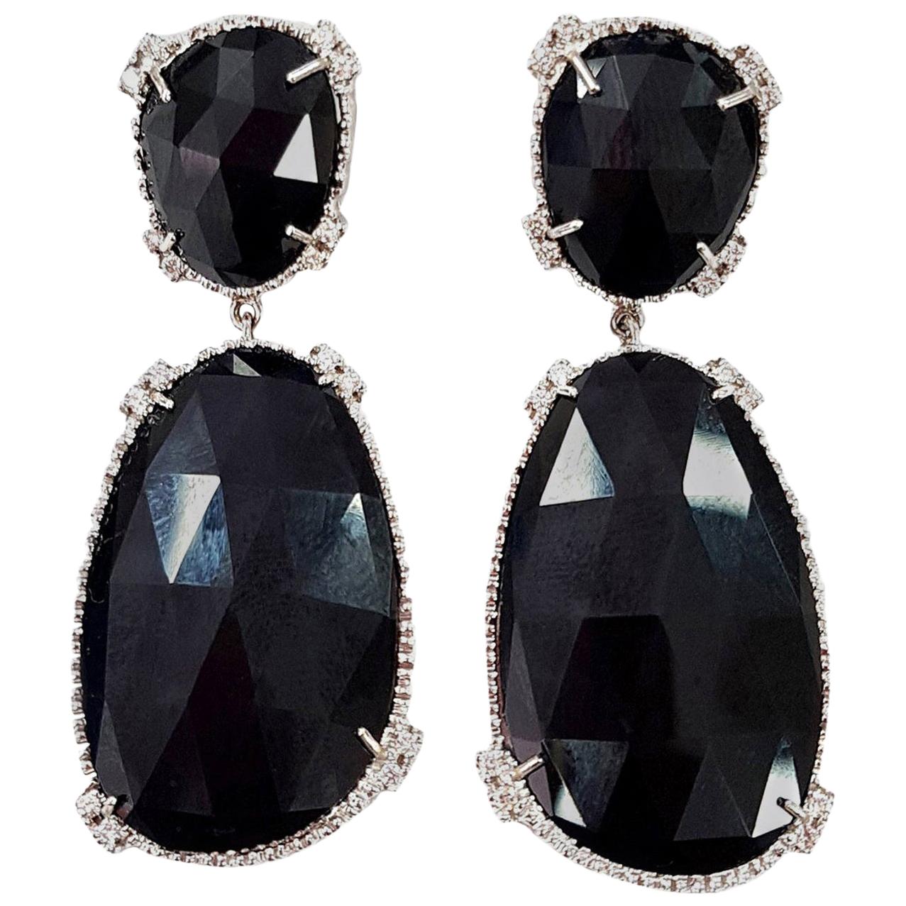 Boucles d'oreilles pendantes contemporaines de style Art déco en or 18 carats, noir et diamants