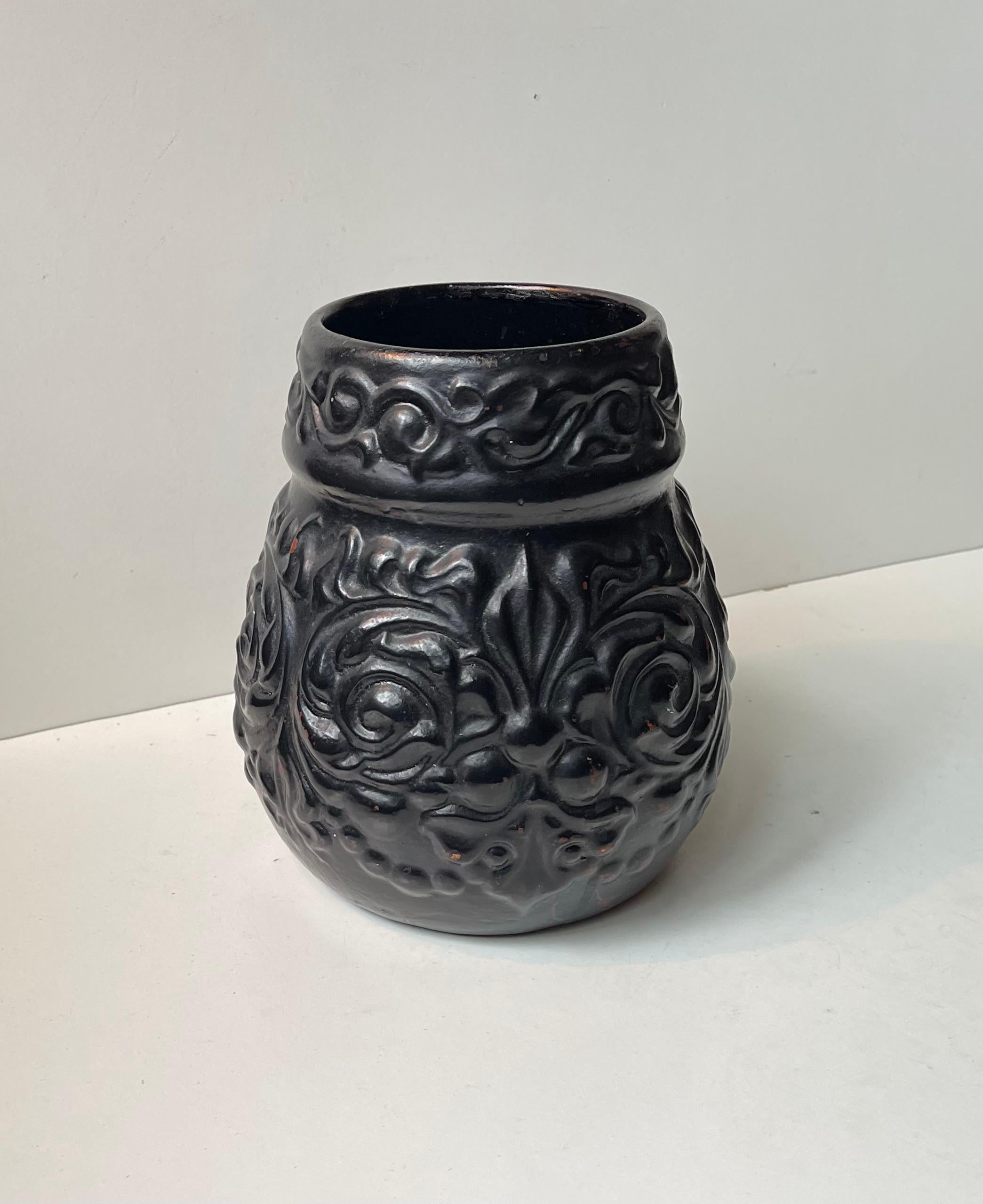 Dipinto Black Art Deco Terracotta Relief Vase from Knabstrup, 1920s in vendita