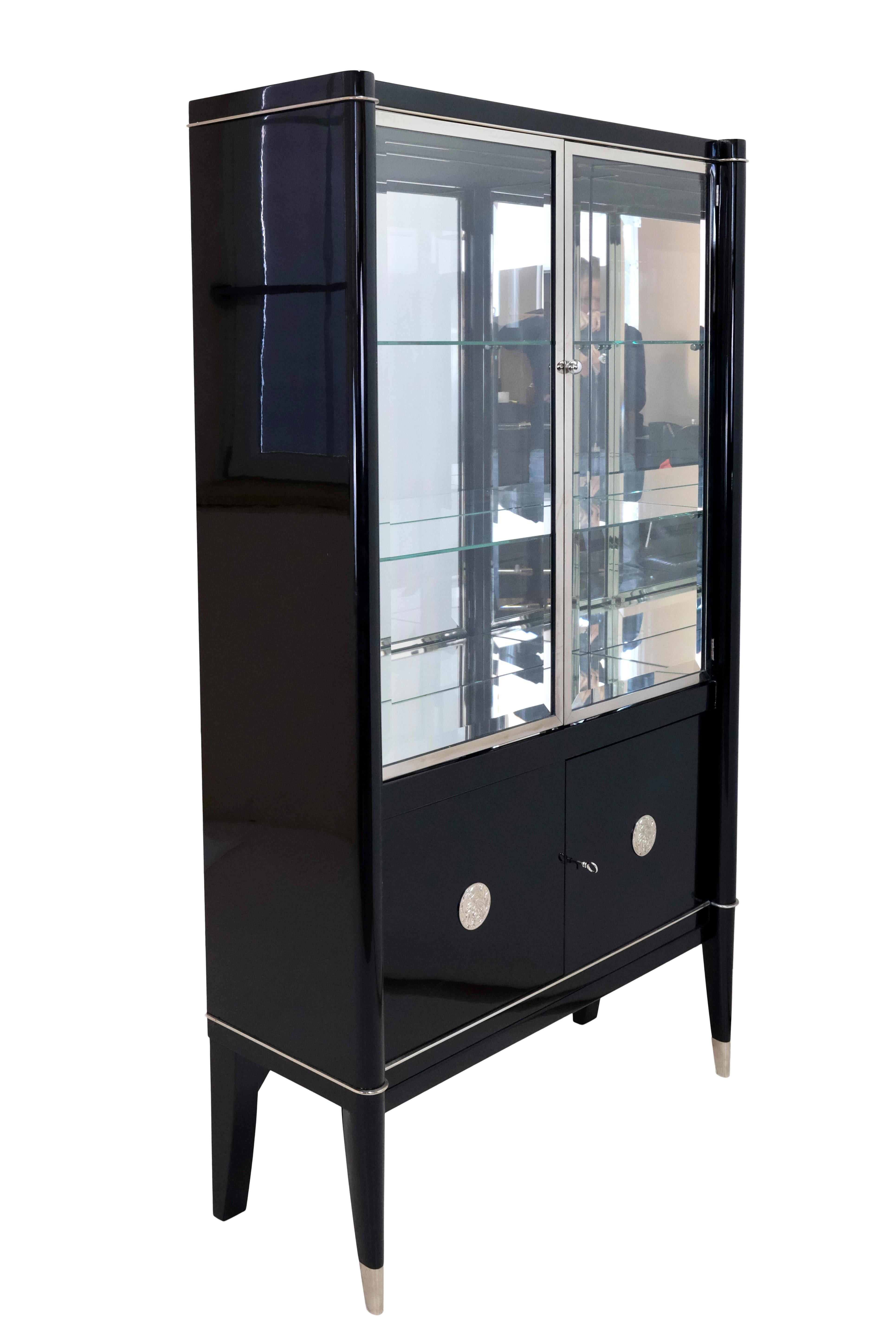 Bar furniture from the Belgian furniture manufacturer De Coene Frères
Piano lacquer in black high gloss
Inside freshly mirrored
All metals original & freshly nickel plated, sabots on front legs

Belgium, 1940s

Dimensions:
Width: 100