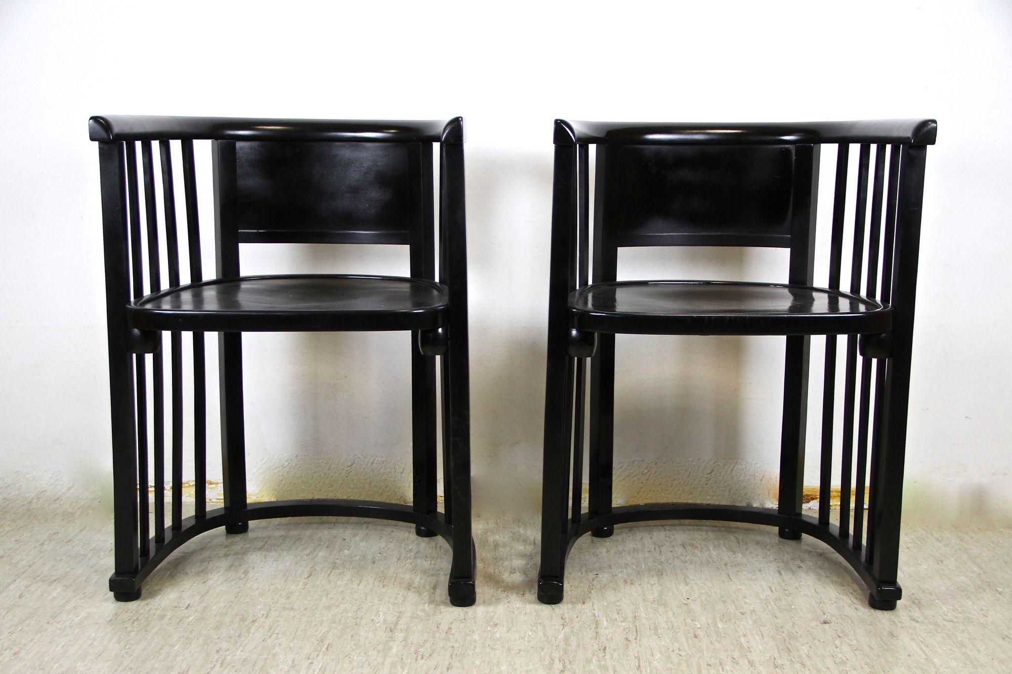Incredibile coppia di poltrone in legno curvato laccato nero disegnate dal famoso architetto austriaco Josef Hoffmann, attribuite alla rinomata azienda Jacob and Josef Kohn di Vienna. Josef Hoffmann è stato anche il membro fondatore della famosa
