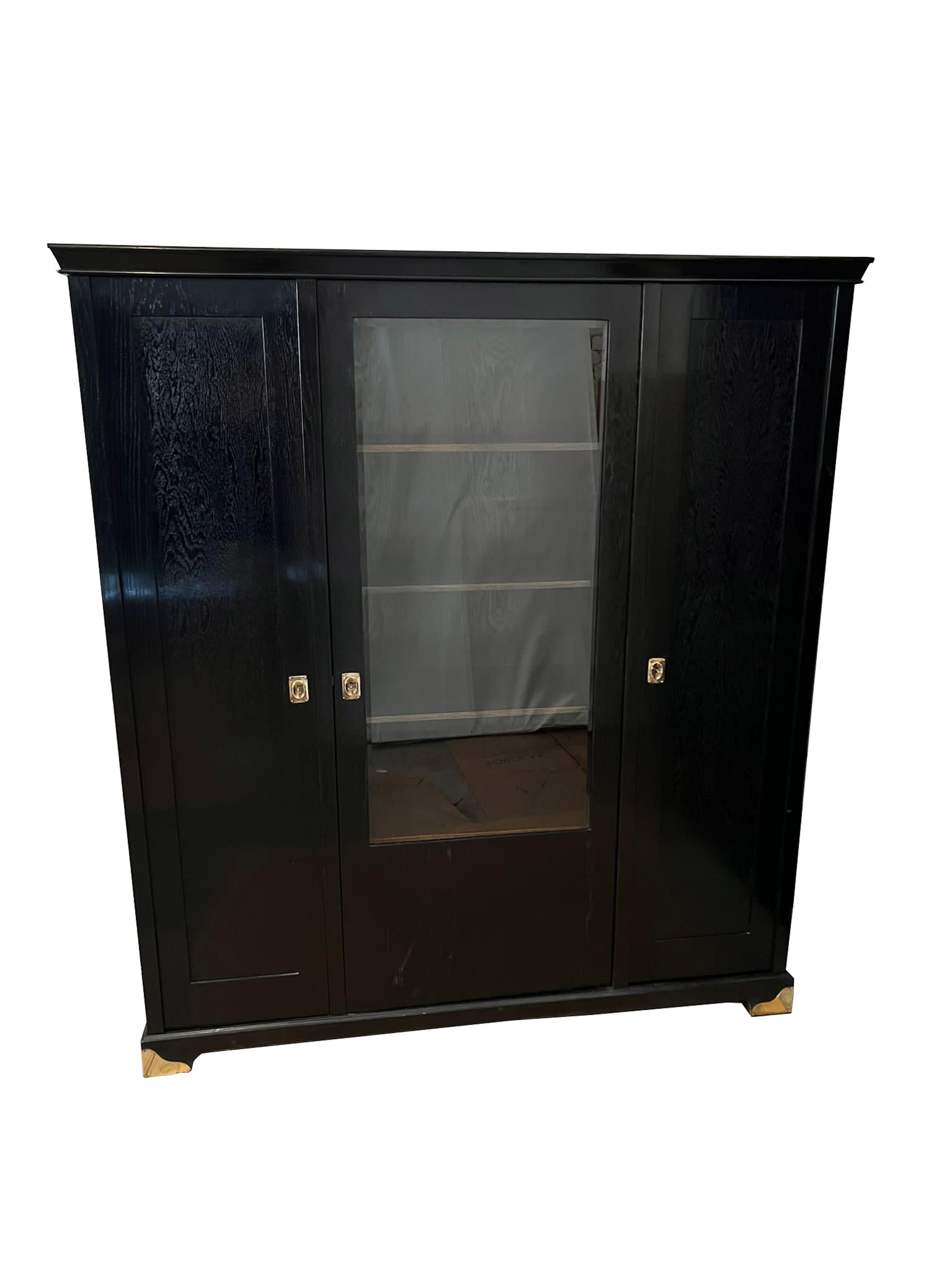 Black Art Nouveau Bookcase with Glassfront and Brassfittings (Vienna, 1910) In Good Condition For Sale In Wien, AT