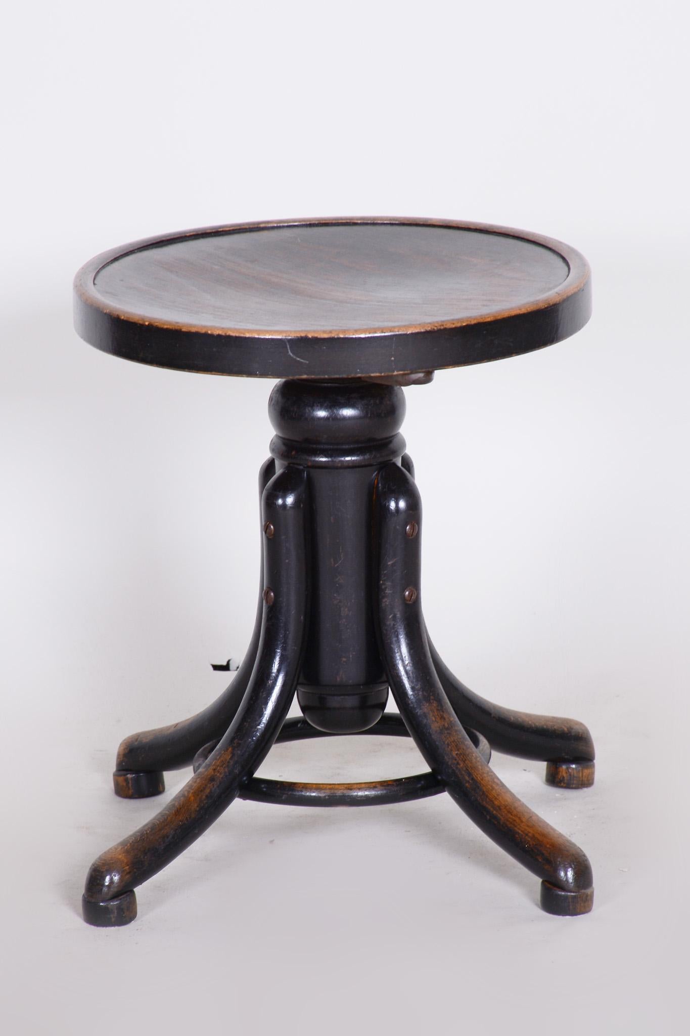 Small round Art Deco piano chair.
Material: Beech
Maker: Thonet
Source: Czechia
Period: 1920-1929

Measures: Maximal height 63 cm (24.80 in)
Minimal height 45 cm (17.72 in)
Overall width 35 cm (13.78 in)
Seat width 31 cm (12.20