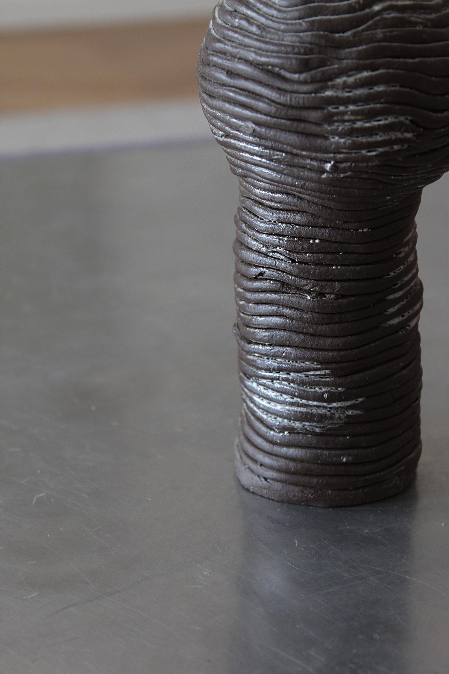 Organique Vase artisanal noir fait à la main selon la technique de l'enroulement en vente