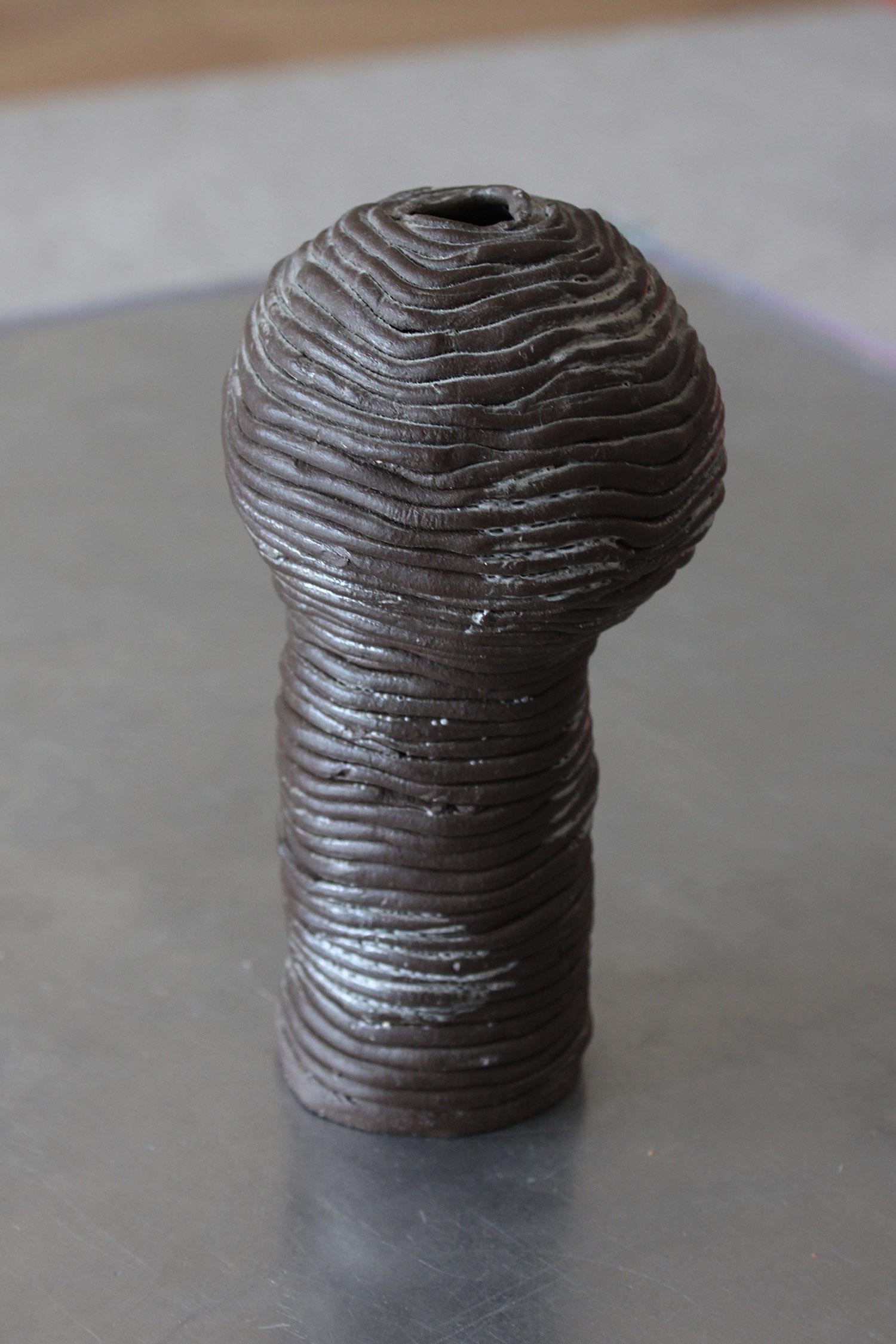 Français Vase artisanal noir fait à la main selon la technique de l'enroulement en vente