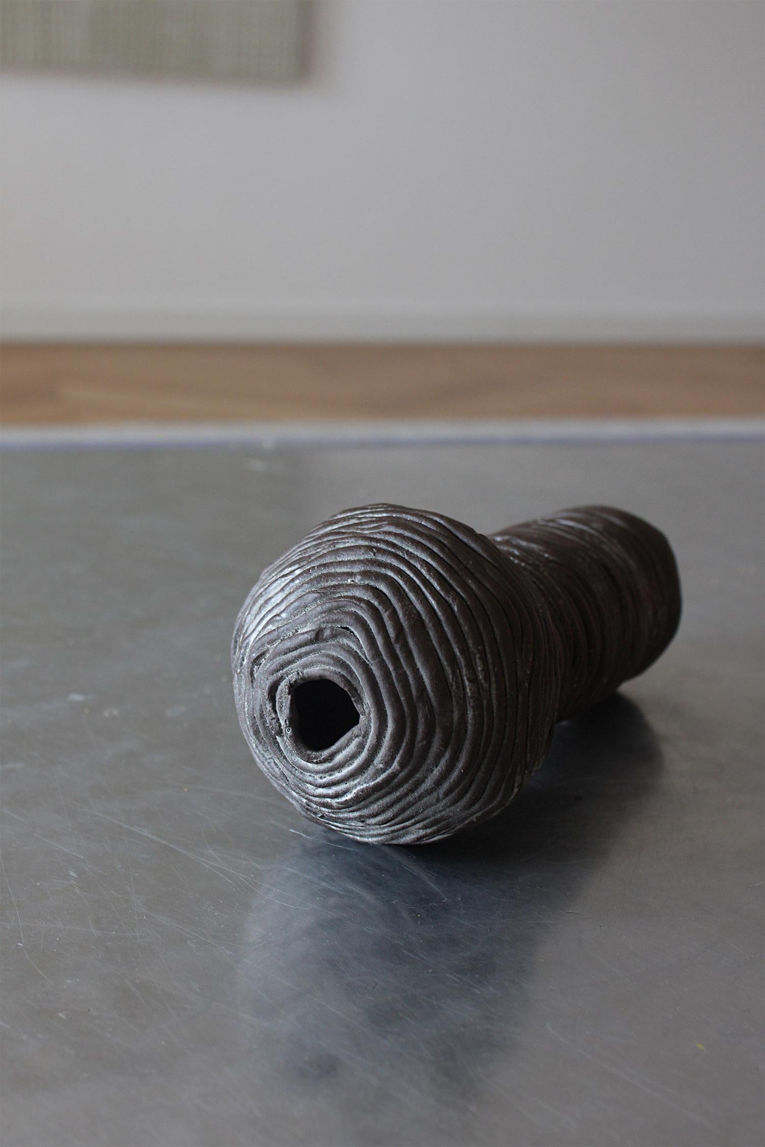 Vase artisanal noir fait à la main selon la technique de l'enroulement Bon état - En vente à Rümmingen, BW