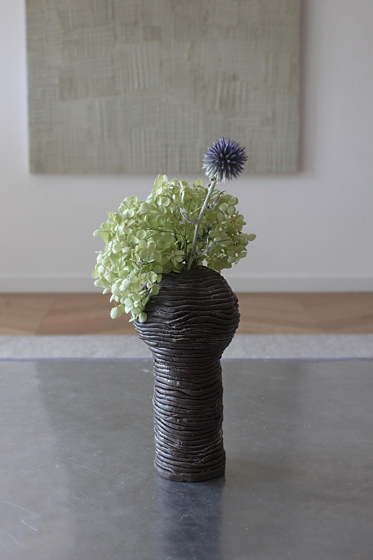 20ième siècle Vase artisanal noir fait à la main selon la technique de l'enroulement en vente