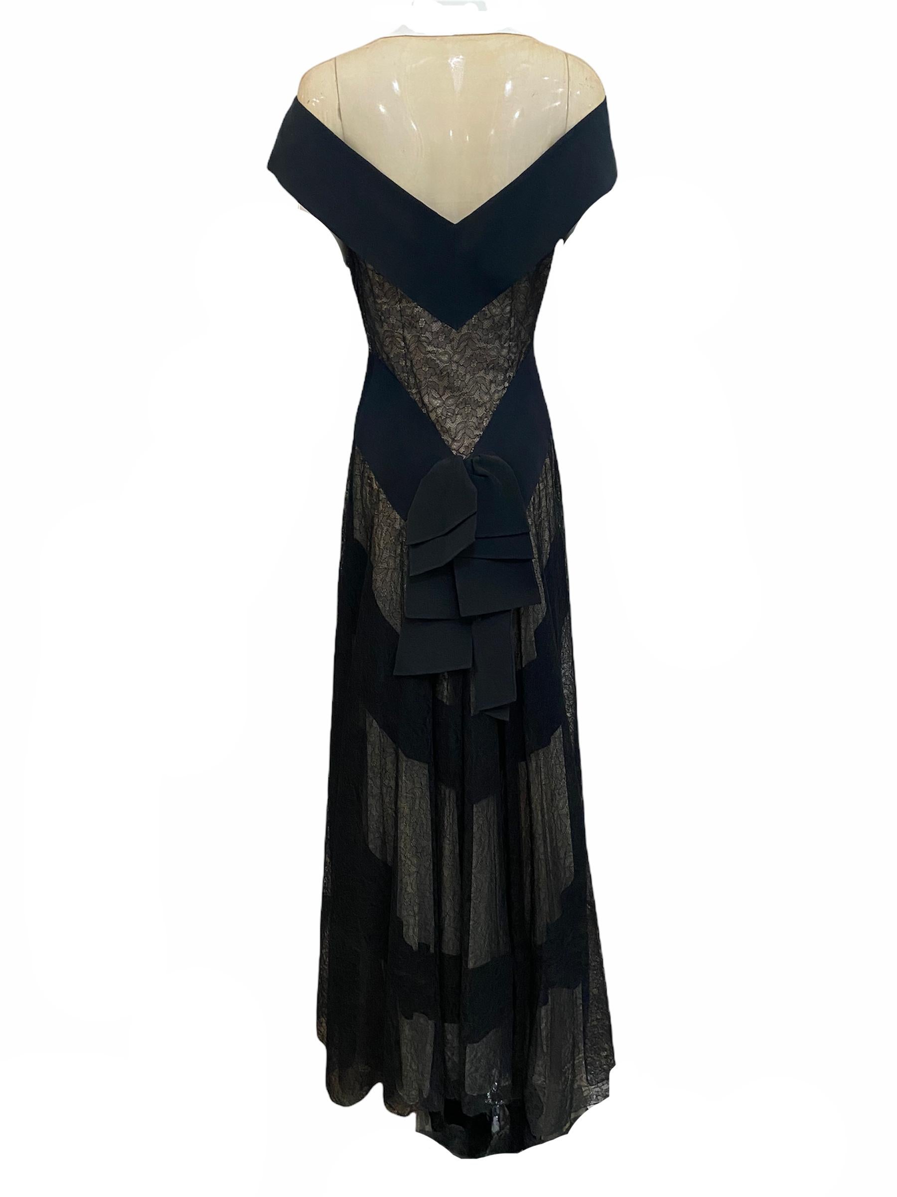 Vestido de los años 40 con profundas vibraciones noir. En faille negro y encaje con escote ilusión nude. Líneas clásicas con lazo en la parte trasera. Encaje con respaldo desnudo. Cremalleras laterales.  Excelente estado vintage

Más