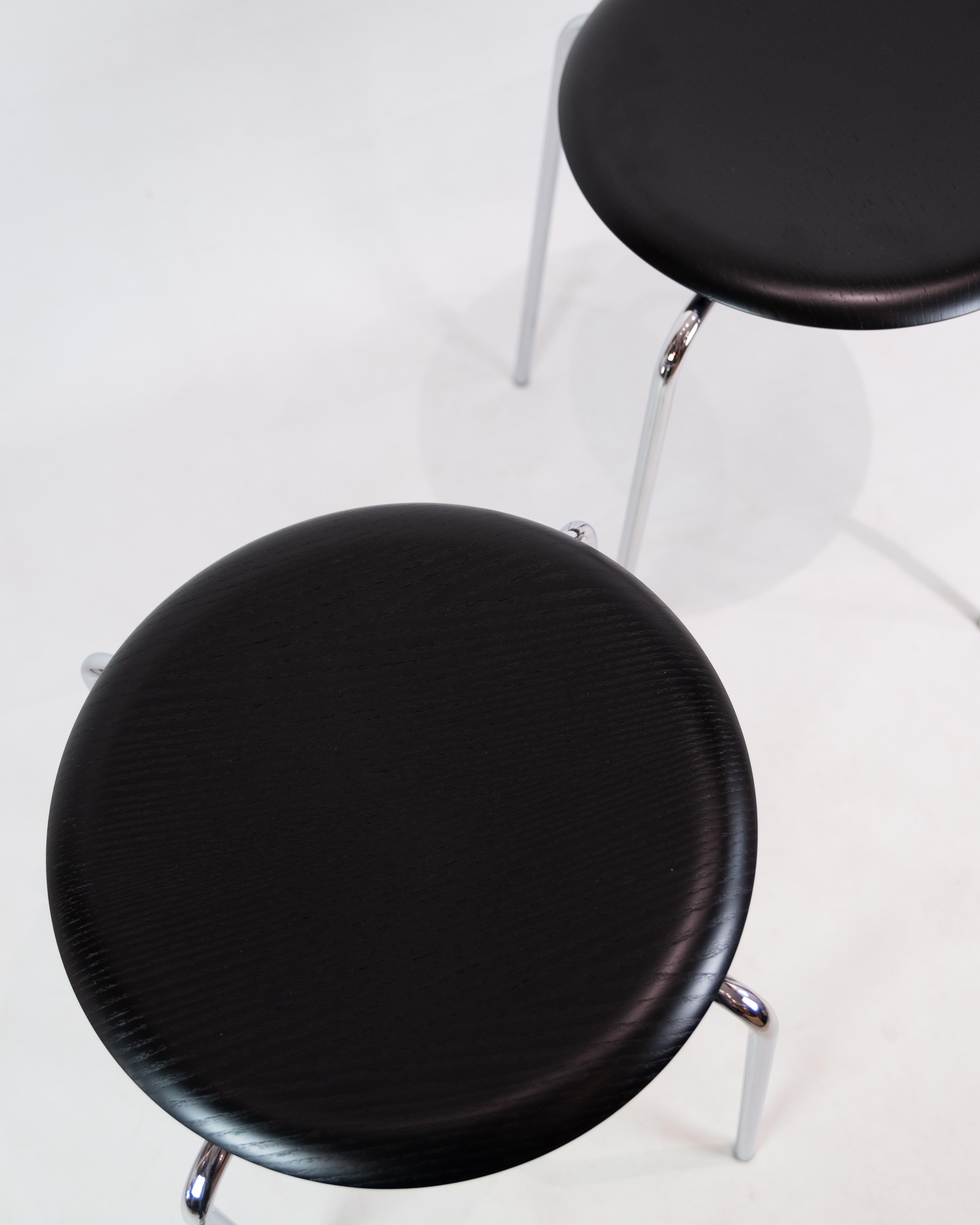 Der von Arne Jacobsen für Fritz Hansen entworfene Hocker Dot ist ein zeitloses und funktionelles Möbelstück, das 1970 mit vier Beinen aktualisiert wurde, wie wir es heute kennen.

Der moderne Stil und das schlichte Design machen den Hocker Dot