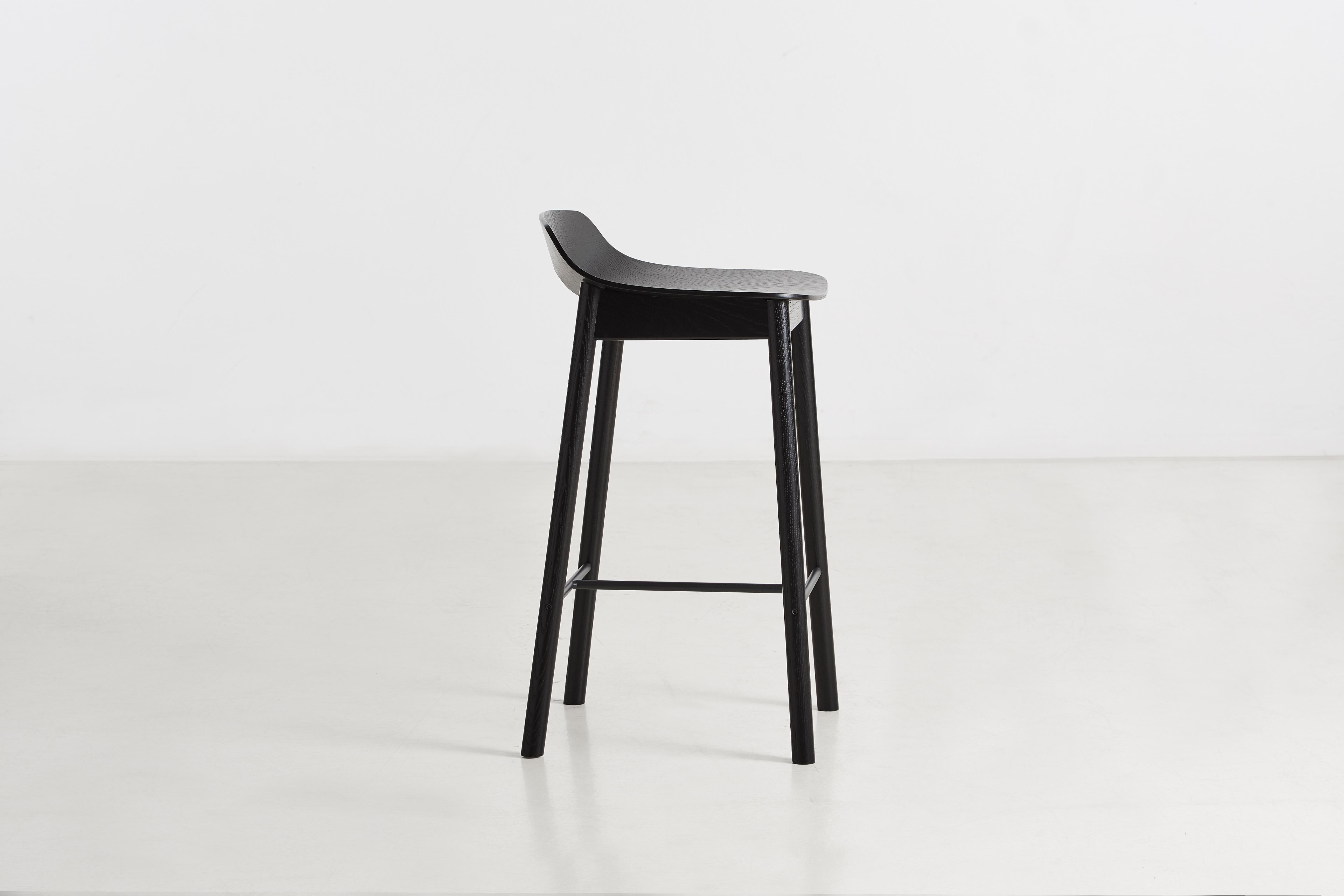 Postmoderne Chaise de comptoir Mono en frêne noir par Kasper Nyman en vente