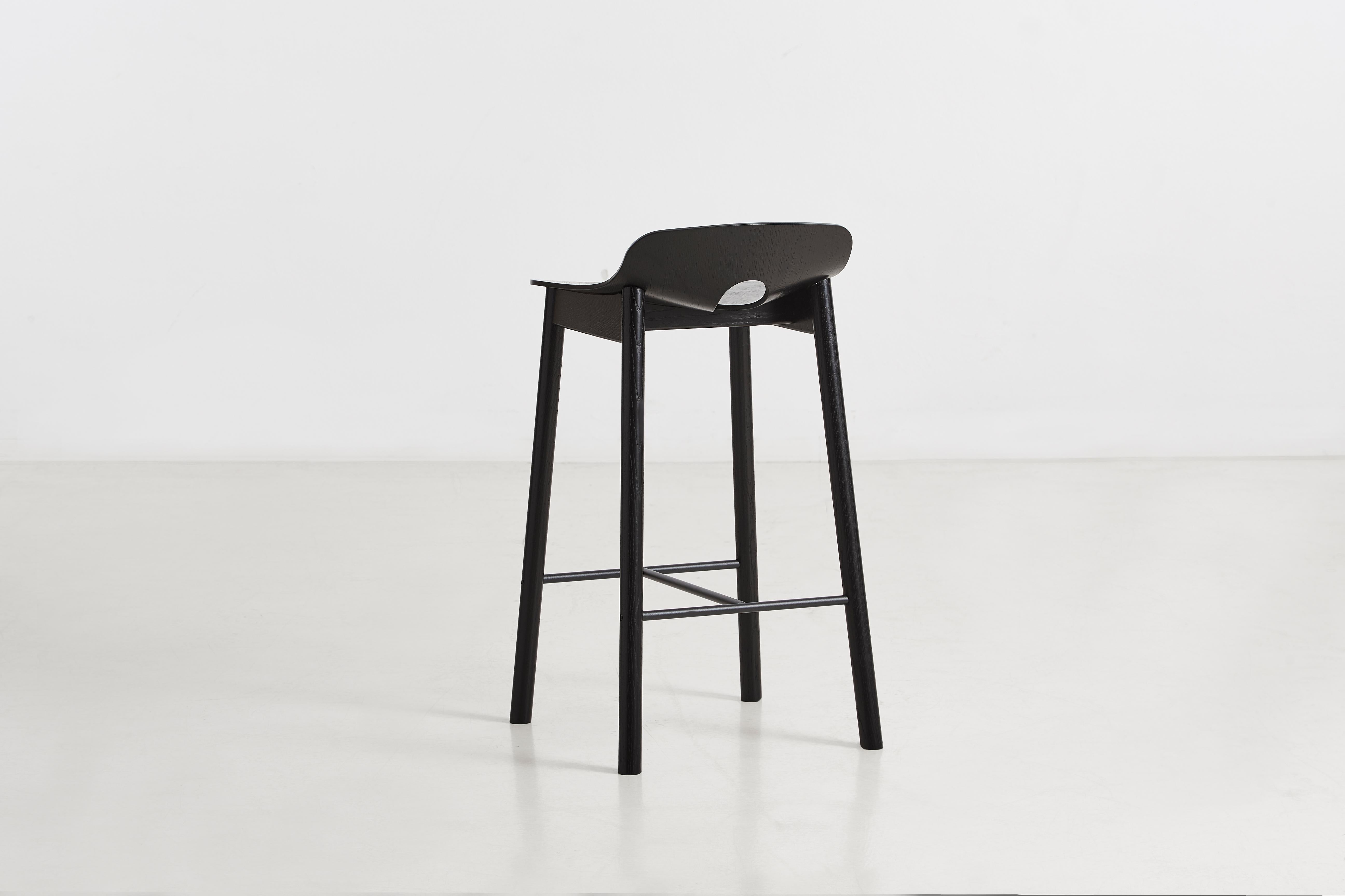 Danois Chaise de comptoir Mono en frêne noir par Kasper Nyman en vente