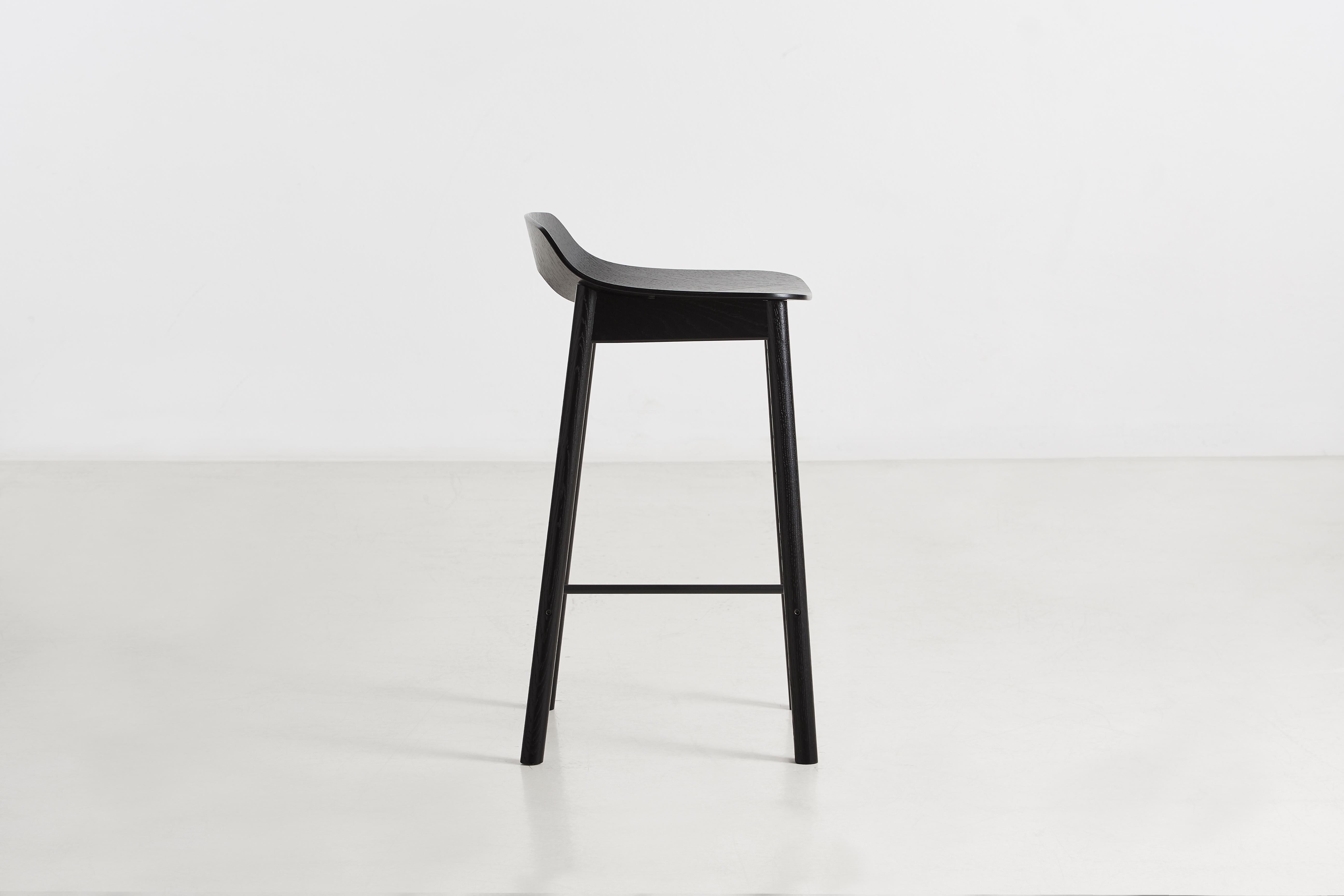 Chaise de comptoir Mono en frêne noir par Kasper Nyman Neuf - En vente à Geneve, CH