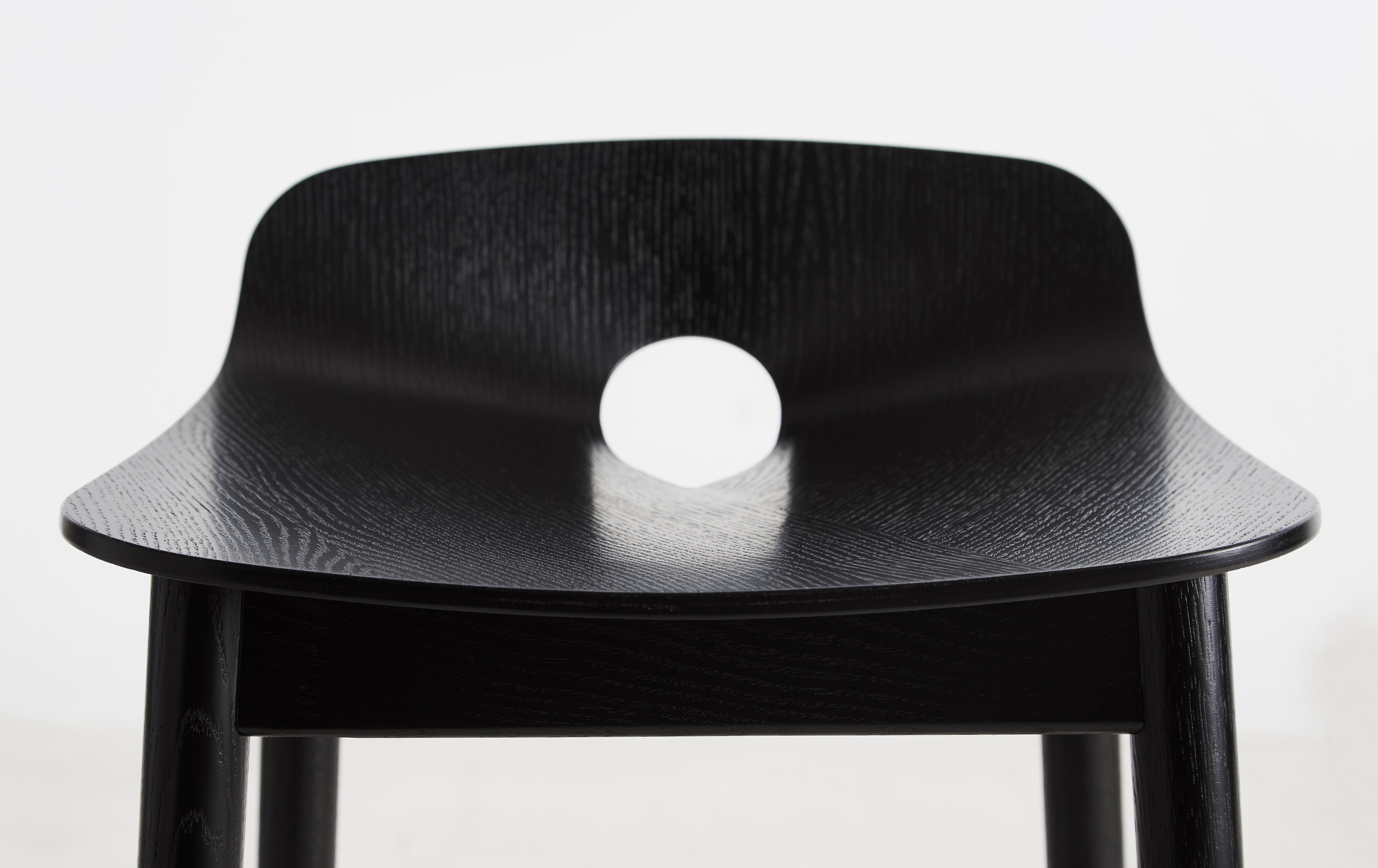 XXIe siècle et contemporain Chaise de comptoir Mono en frêne noir par Kasper Nyman en vente