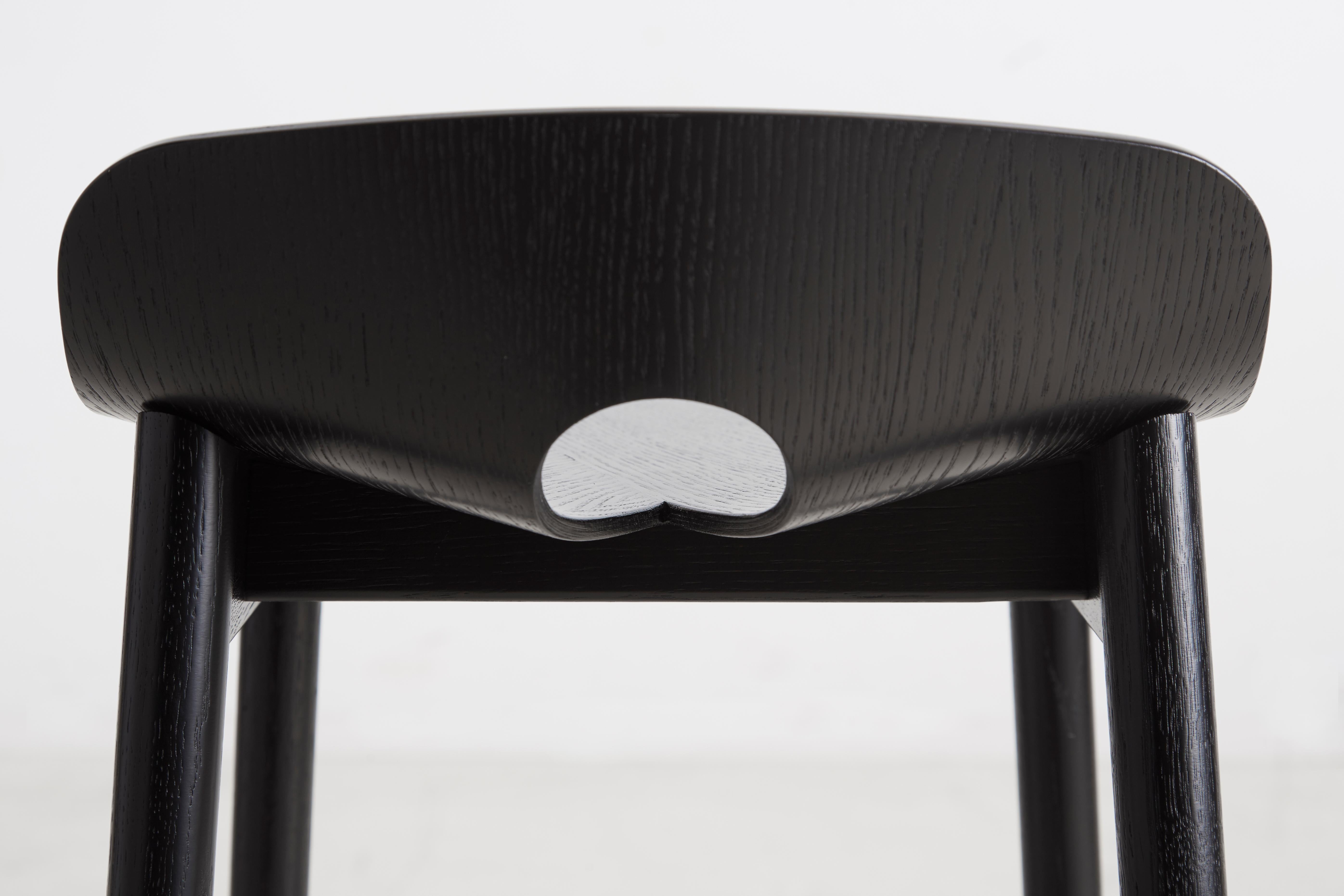 Frêne Chaise de comptoir Mono en frêne noir par Kasper Nyman en vente