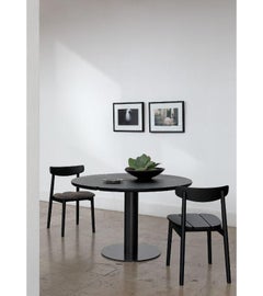 Mesa Klee pequeña de fresno negro de Sebastian Herkner
