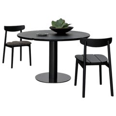 Petite table Klee en frêne noir de Sebastian Herkner