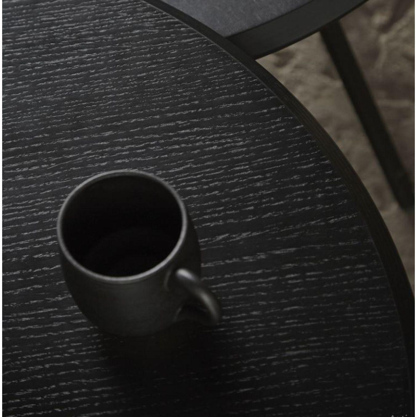 Couchtisch 75 aus schwarzer Eschenholz mit Sockel von Nur Design (21. Jahrhundert und zeitgenössisch) im Angebot