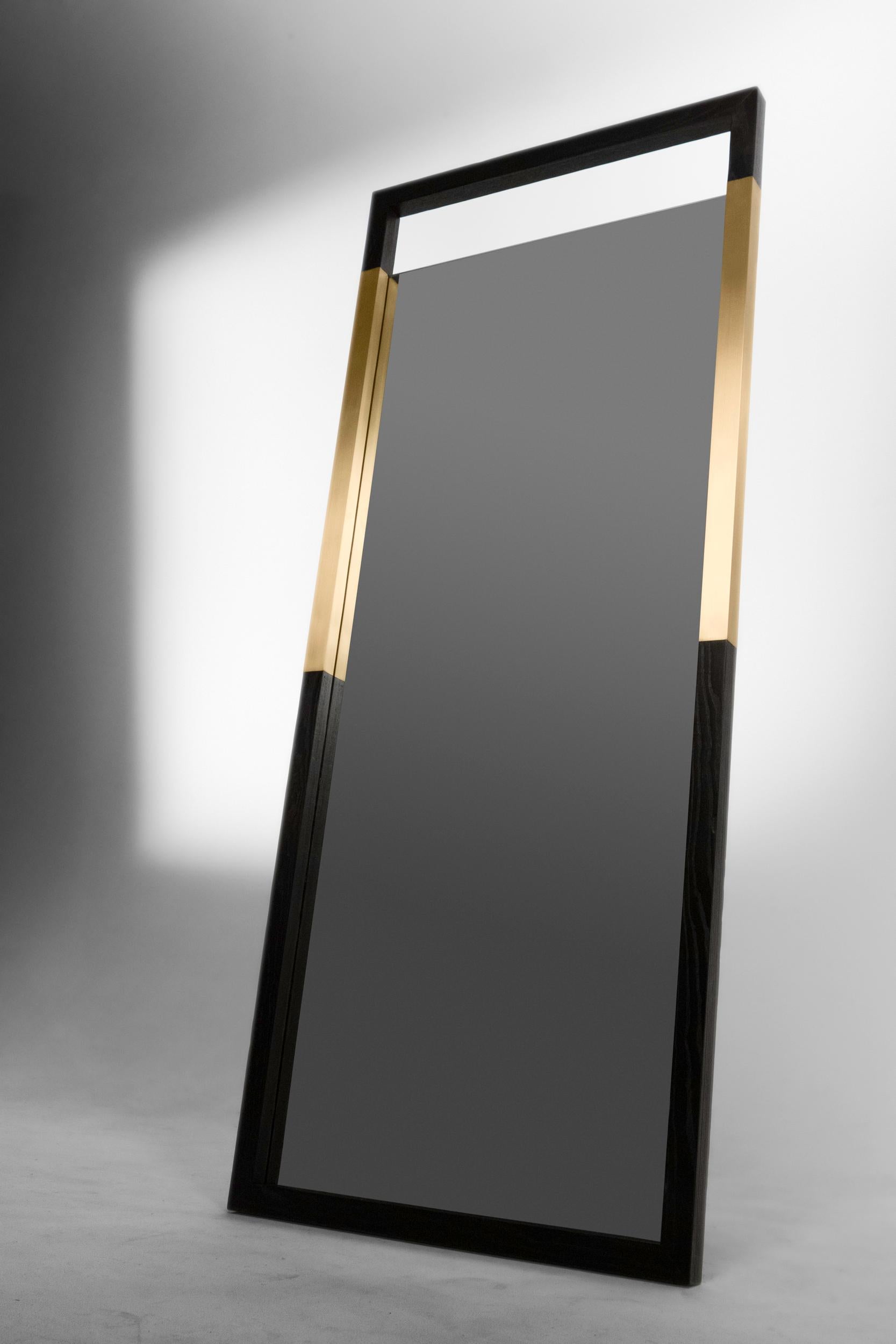 Moderne Miroir sur pied en bois de frêne noir avec incrustation en laiton « Miroir sur pied en chemin de fer ». en vente