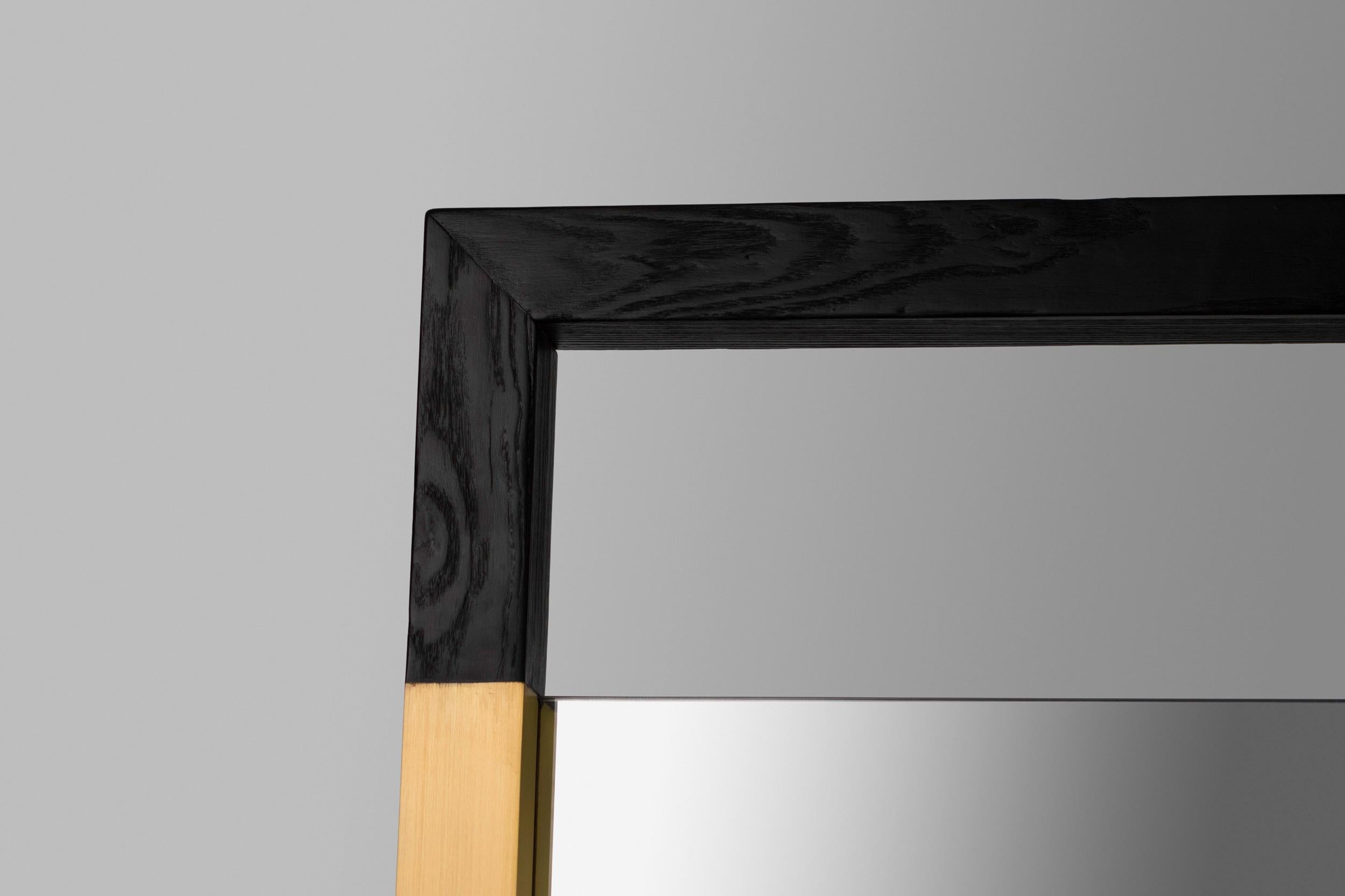 Schwarzer Standspiegel aus schwarzem Eschenholz mit Messingintarsien „Broadway Standing Mirror“ (Metallarbeit) im Angebot