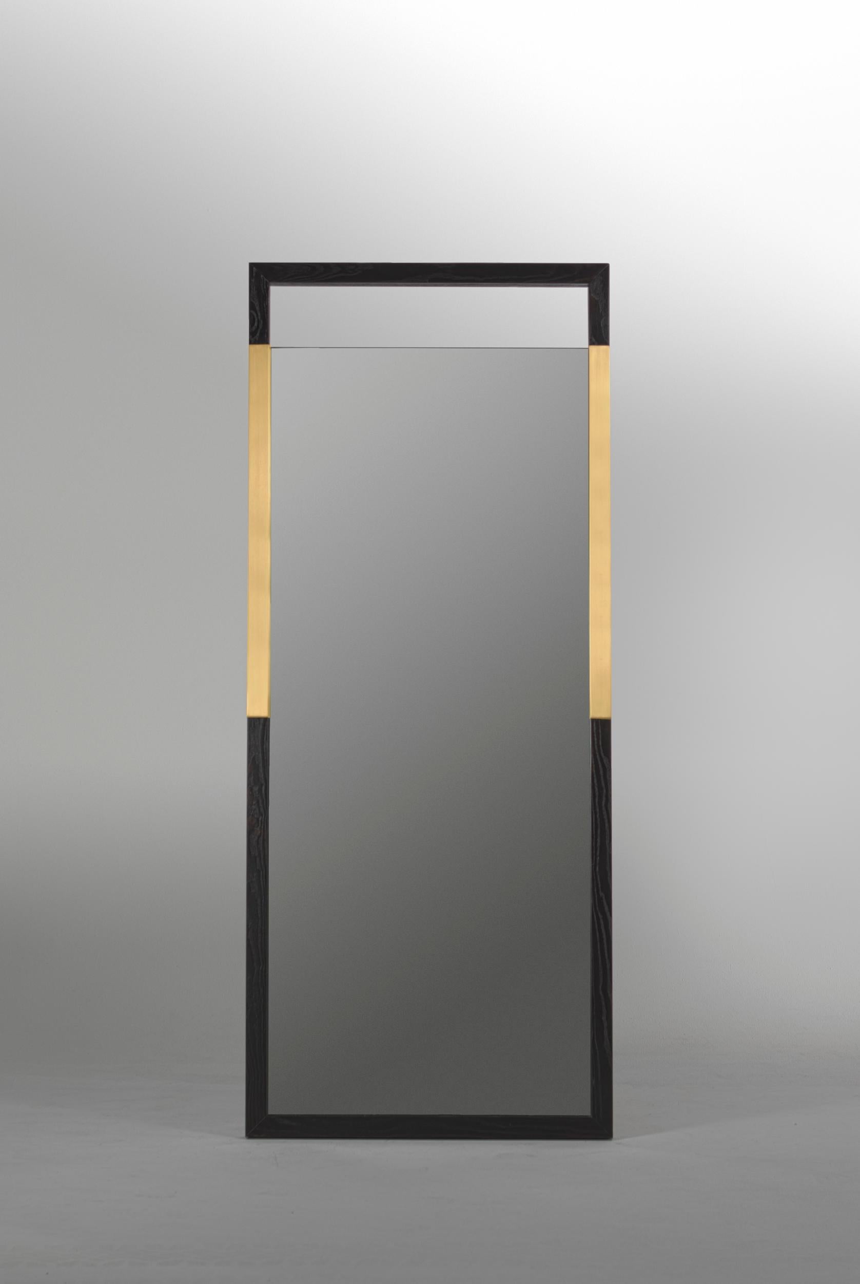 XXIe siècle et contemporain Miroir sur pied en bois de frêne noir avec incrustation en laiton « Miroir sur pied en chemin de fer ». en vente