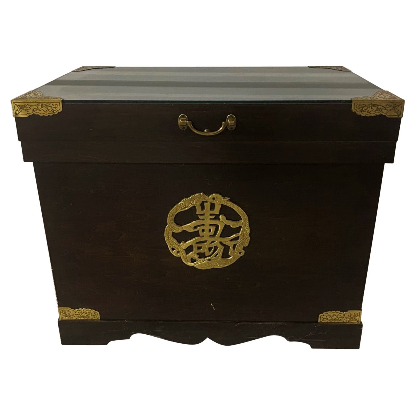 Baule asiatico nero con accessori in ottone, inizio XX secolo