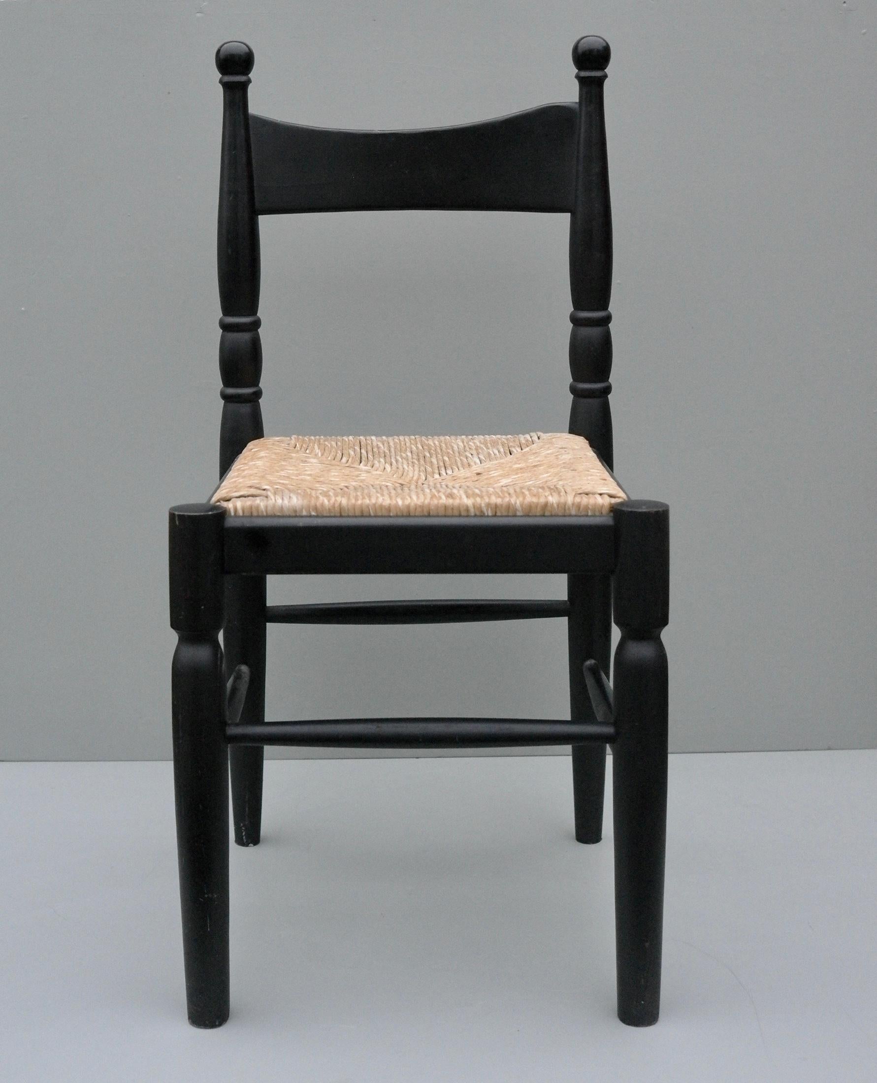 Chaise d'appoint asymétrique noire surréaliste en bois et jonc, France, années 1960.