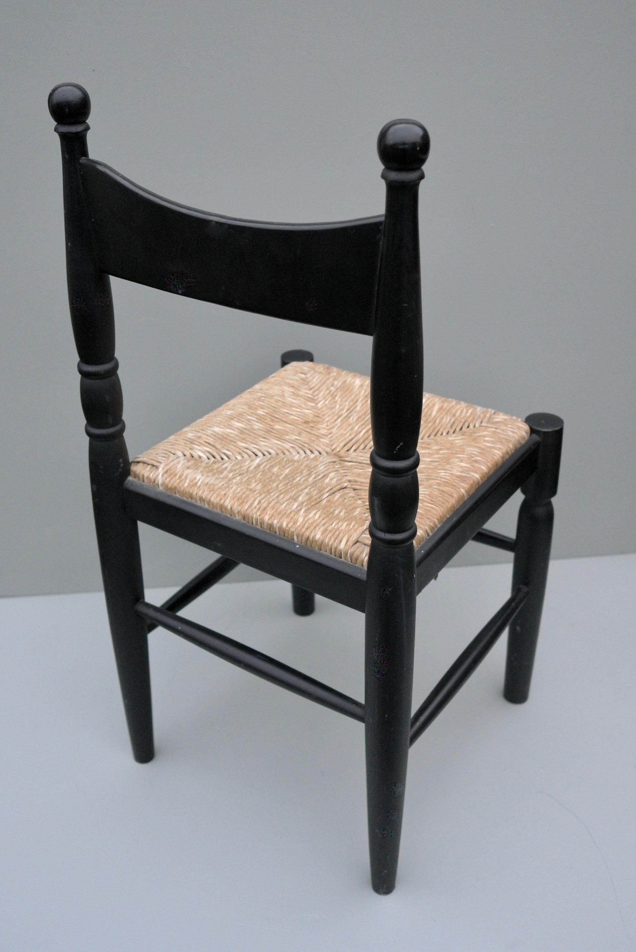 Mid-Century Modern Chaise d'appoint asymétrique surréaliste noire en bois et jonc, France, années 1960 en vente