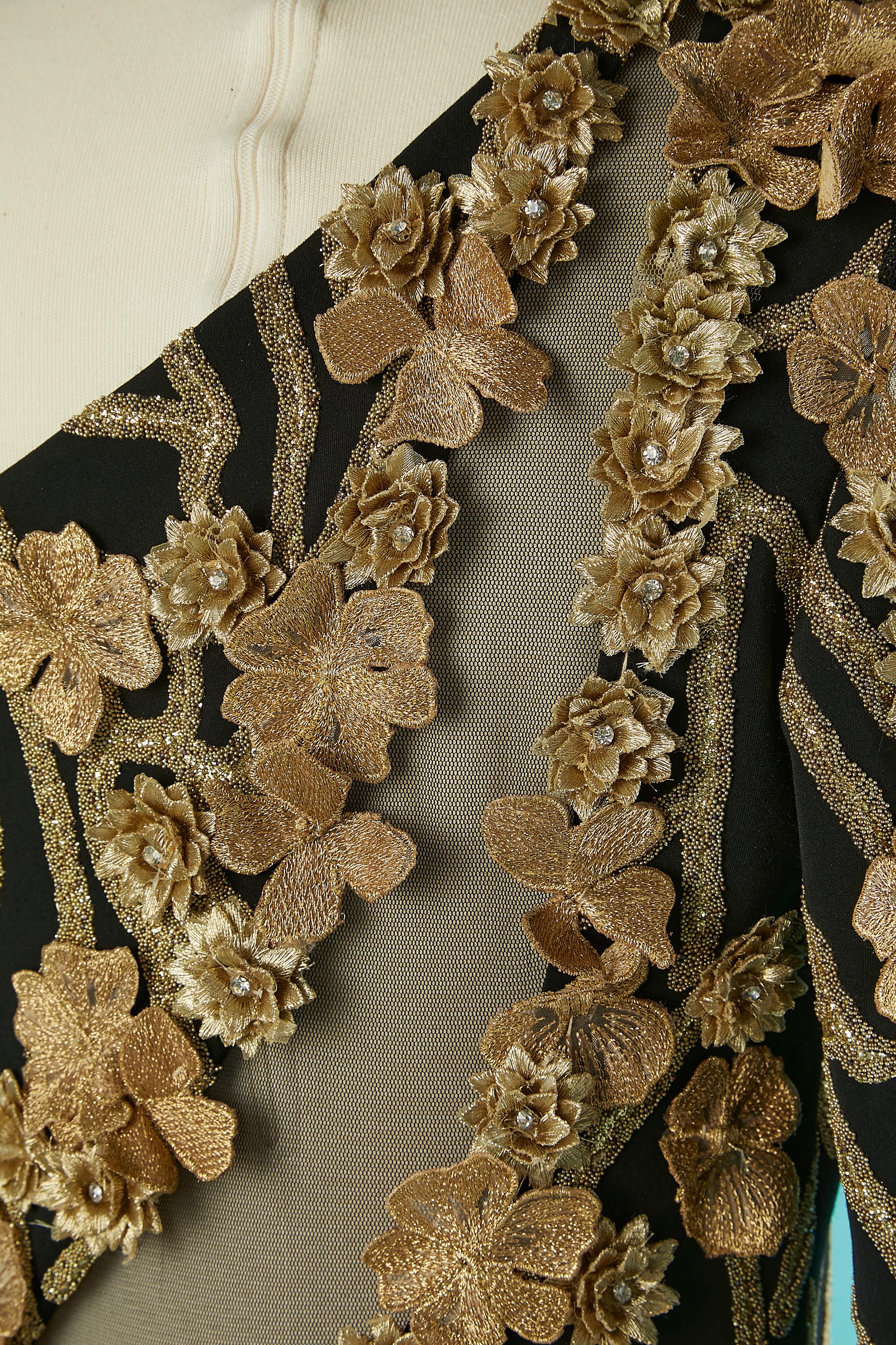 Vestido de noche asimétrico negro con flor dorada  Gai Mattiolo La Alfombra Roja en venta 5