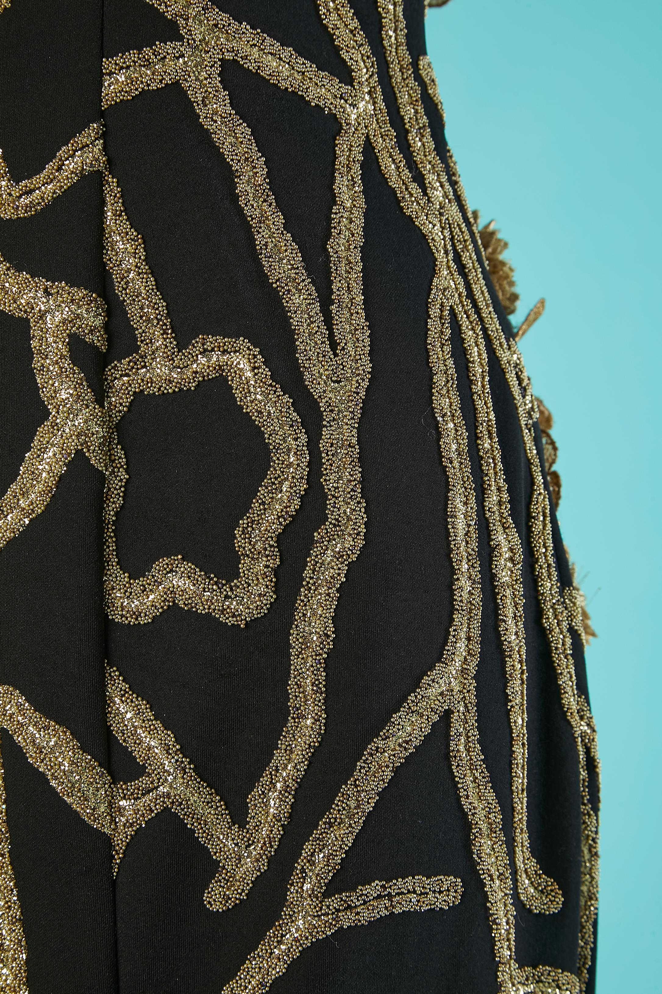 Vestido de noche asimétrico negro con flor dorada  Gai Mattiolo La Alfombra Roja Negro en venta