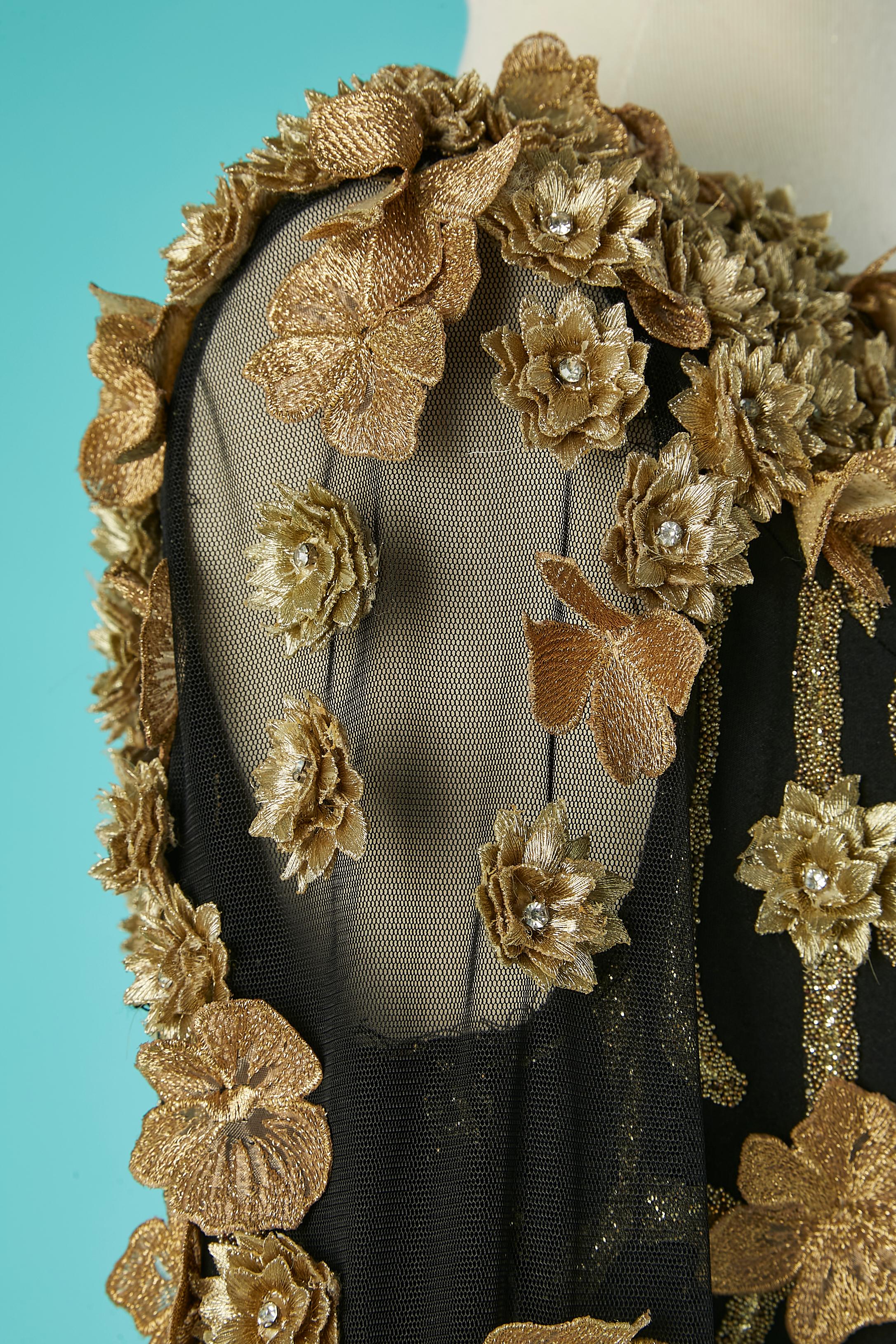 De las mujeres Vestido de noche asimétrico negro con flor dorada  Gai Mattiolo La Alfombra Roja en venta