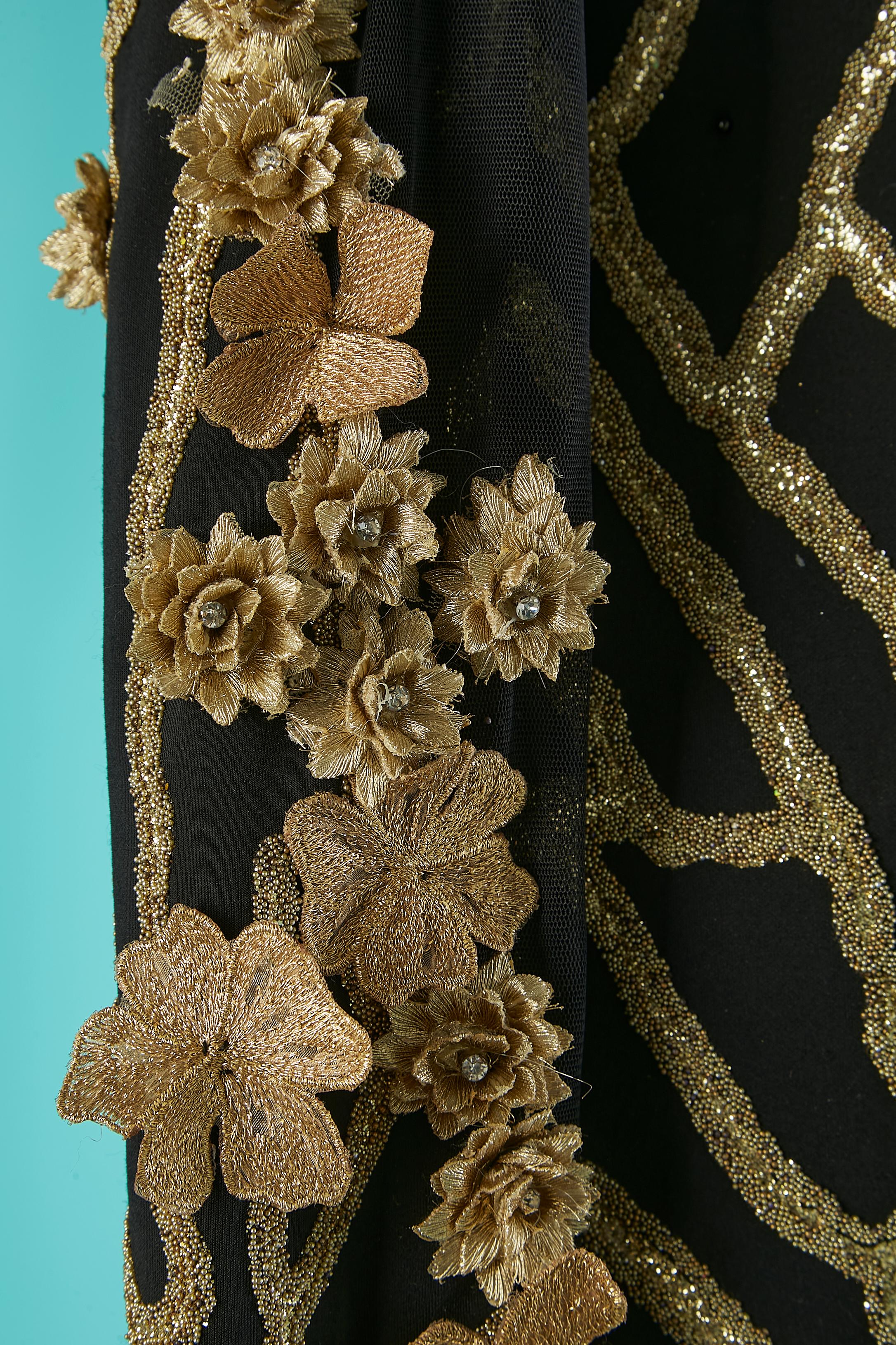 Vestido de noche asimétrico negro con flor dorada  Gai Mattiolo La Alfombra Roja en venta 1