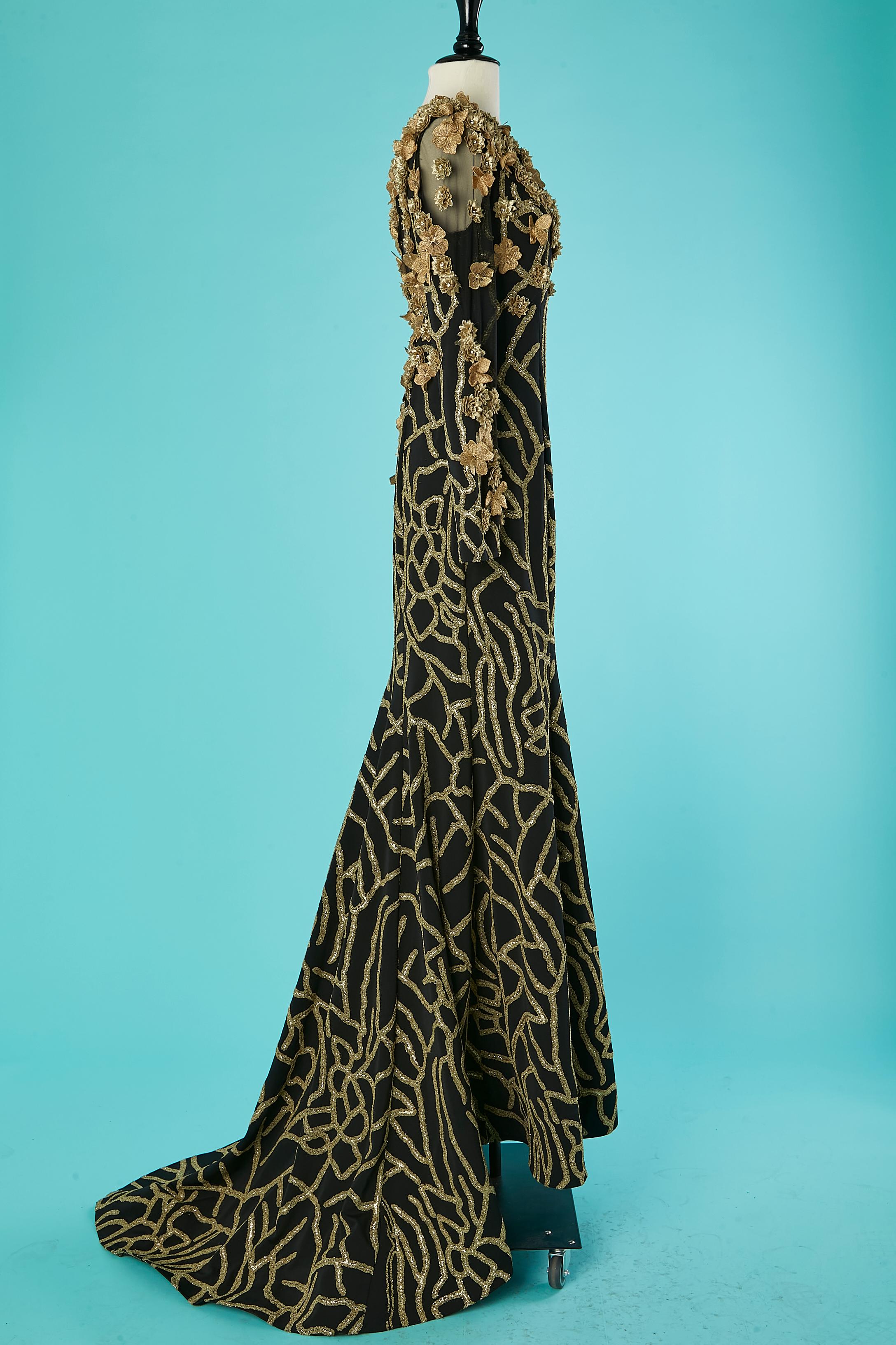 Vestido de noche asimétrico negro con flor dorada  Gai Mattiolo La Alfombra Roja en venta 2