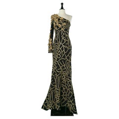 Schwarzes asymmetrisches Abendkleid in Schwarz mit goldener Blume  Gai Mattiolo: „Der rote Teppich“